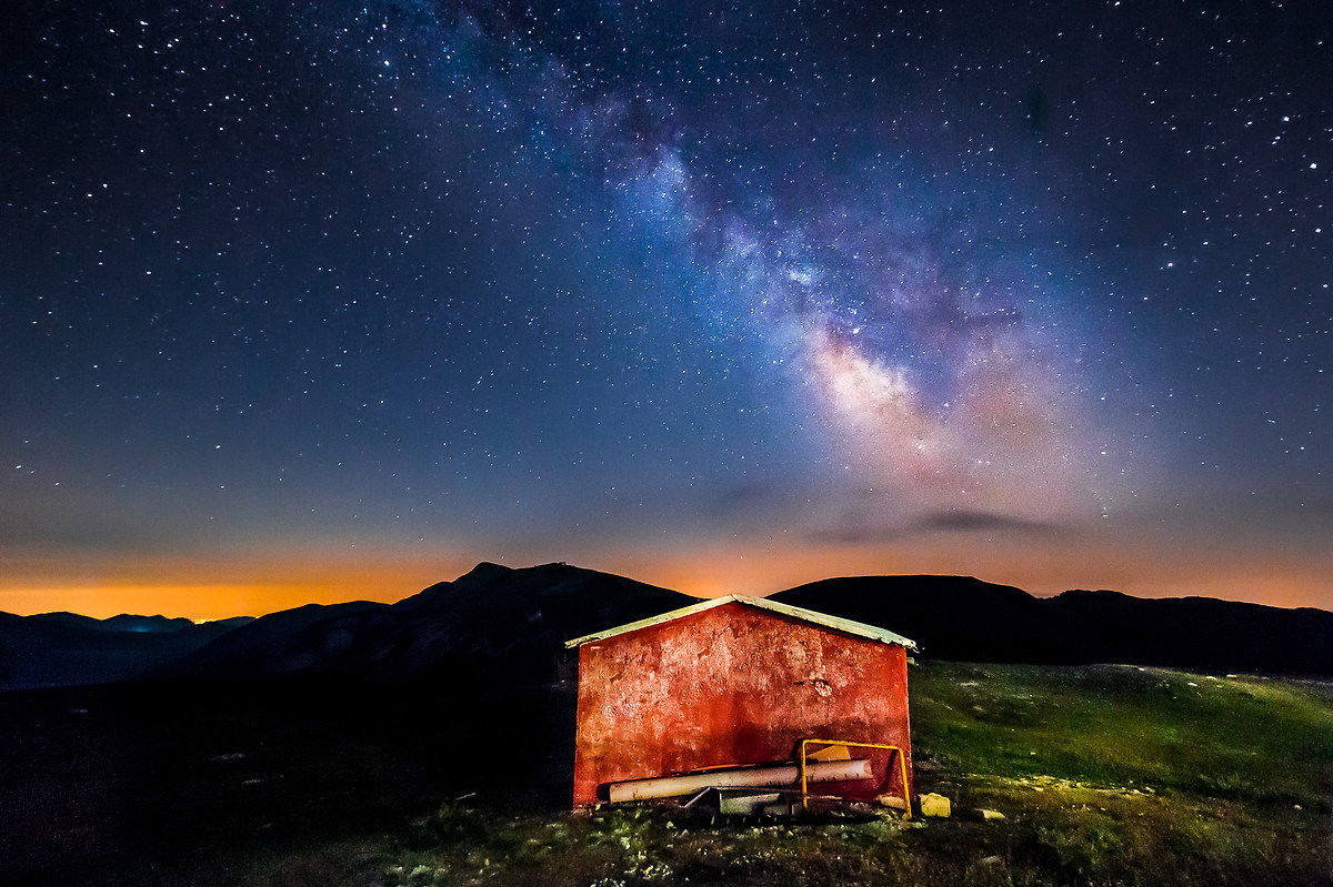 Red shed - Milky Way at Campo Imperatore