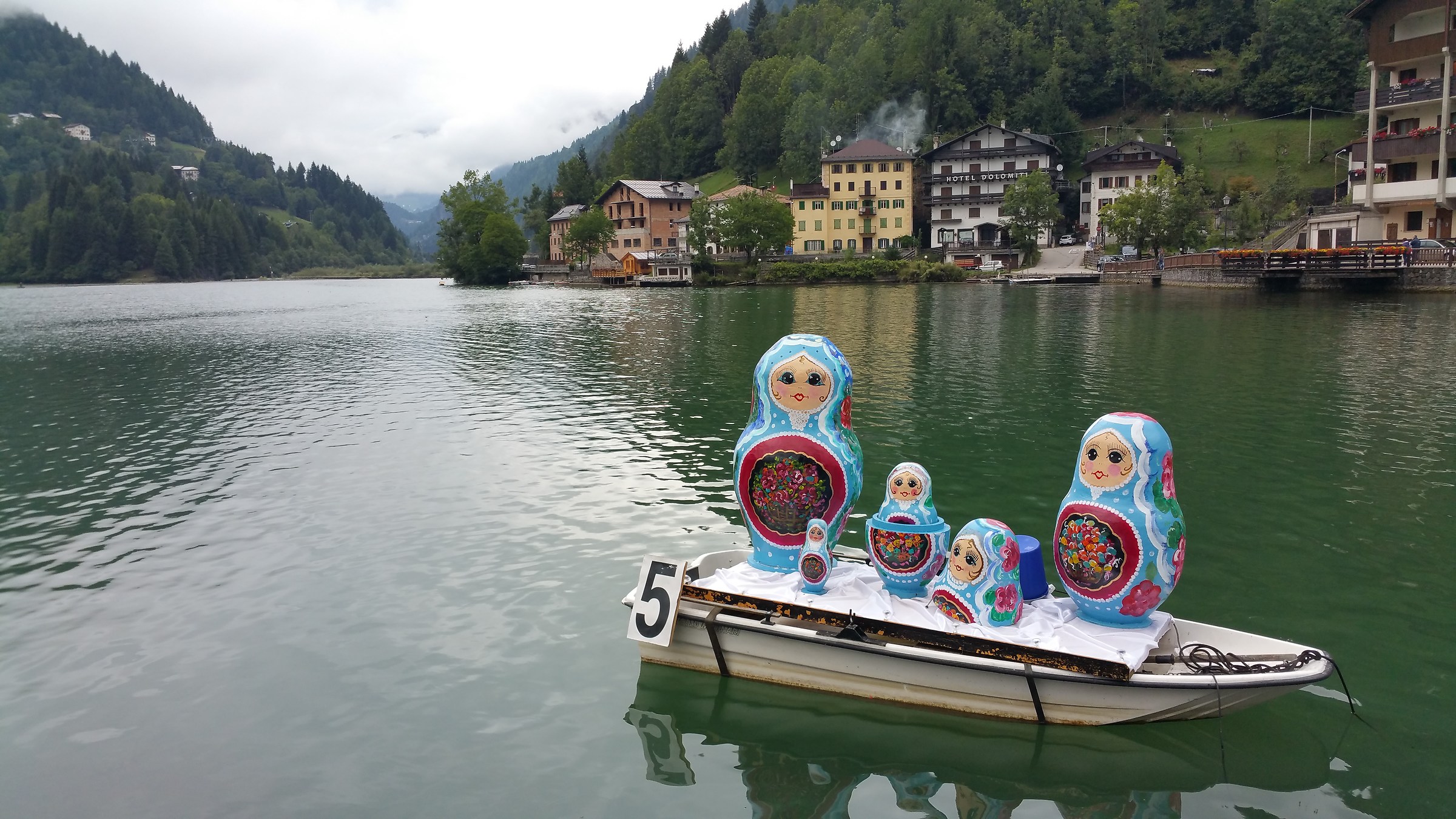 matrioska in gita sul lago