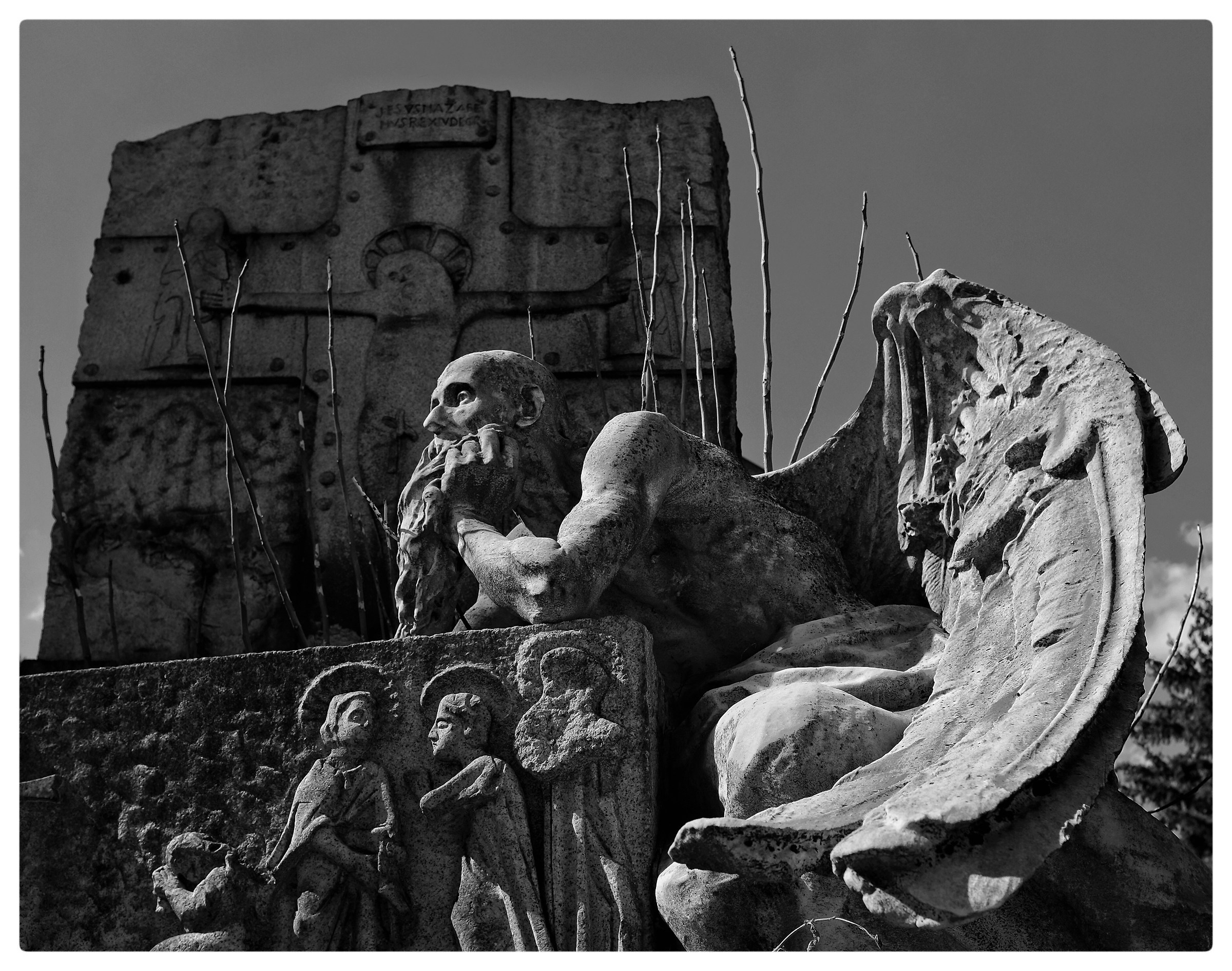 How boring and that beard, that beard and that boredom ...