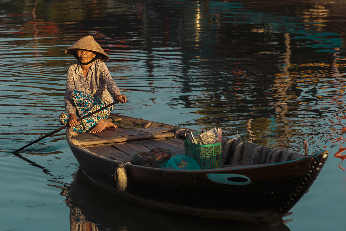 Pedlar on Hoi An river