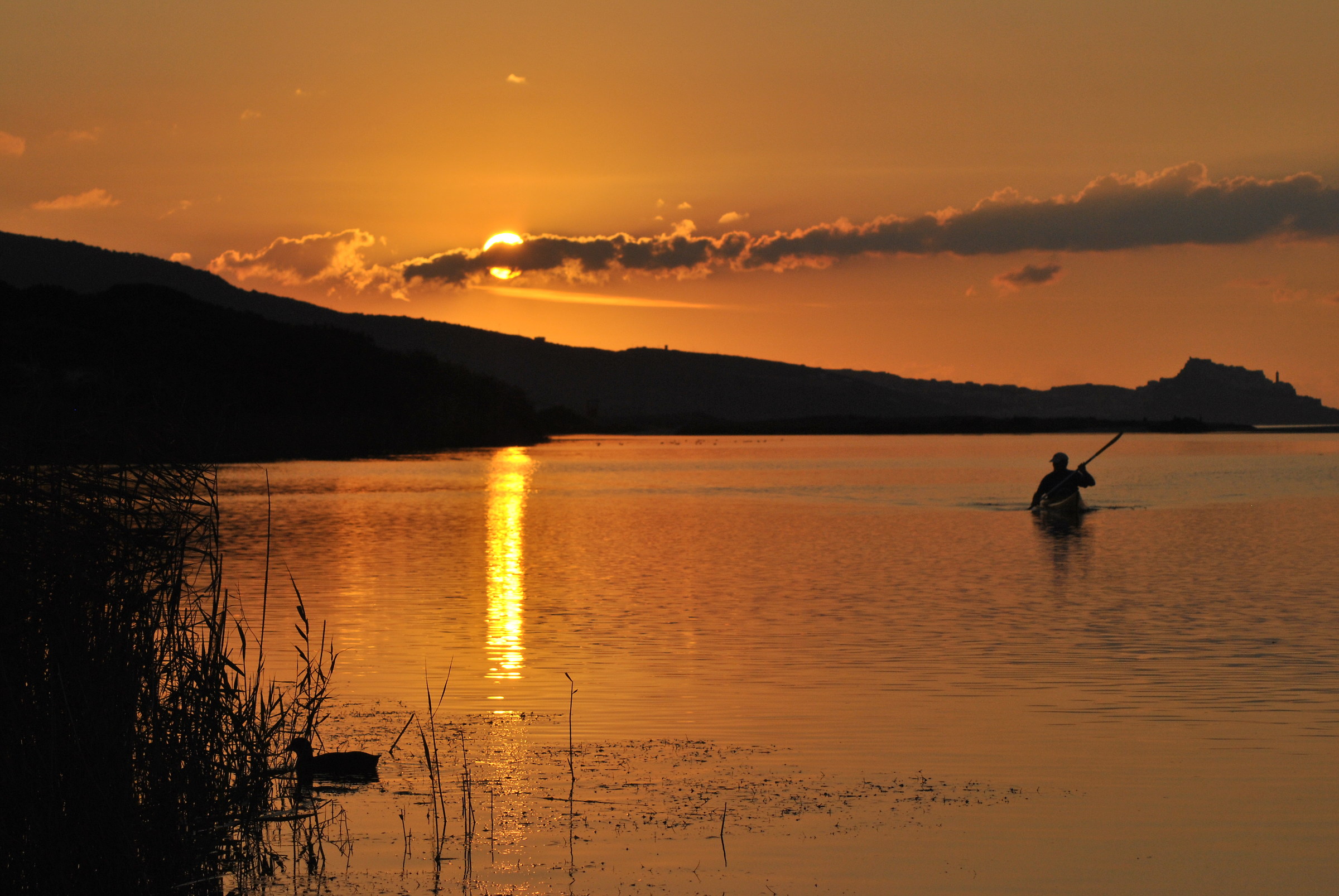 tramonto alla foce del fiume coghinas (sardegna )