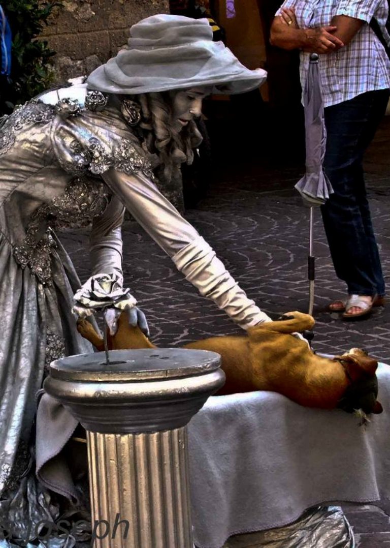 artista di strada con assistente