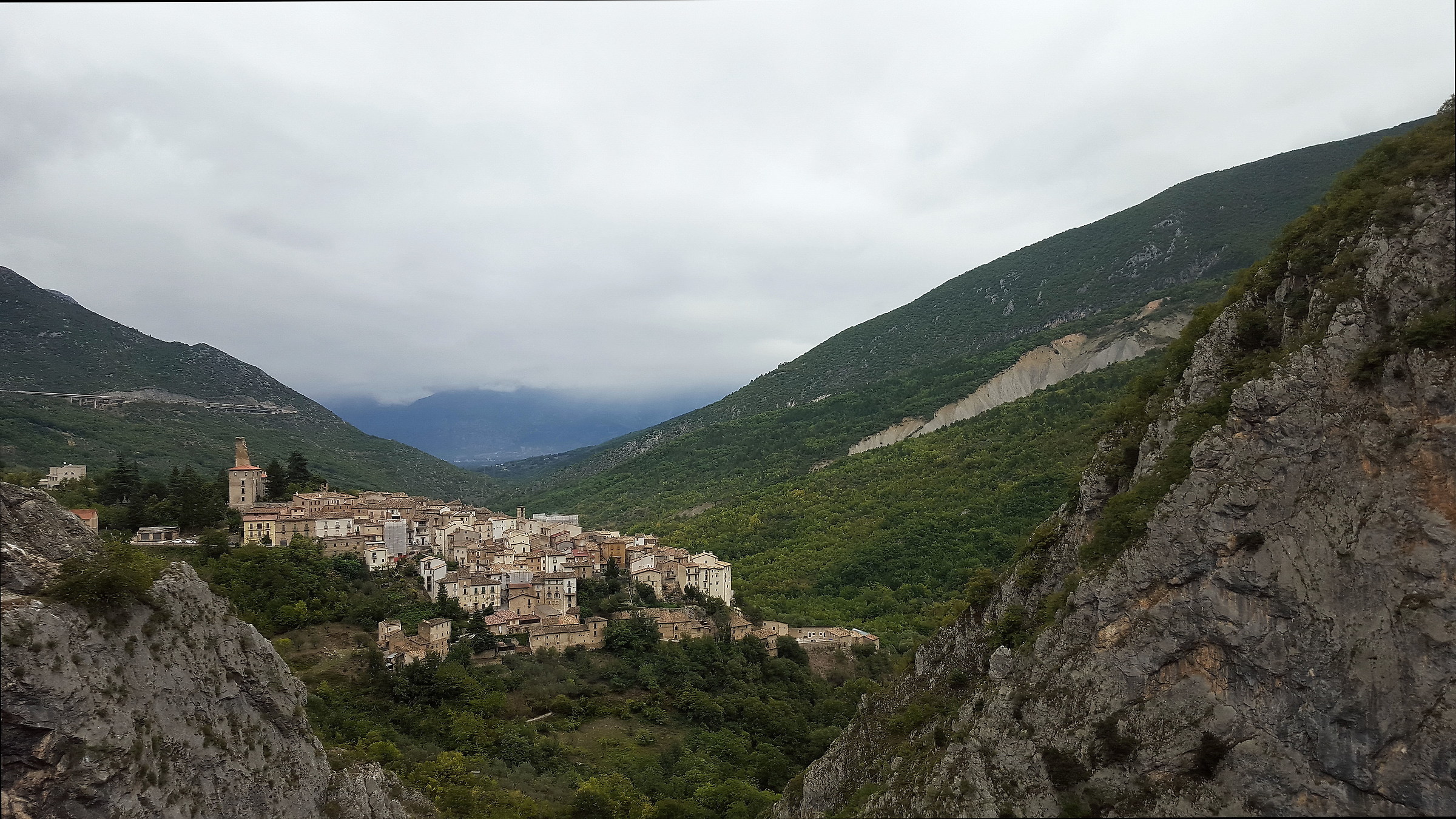 Passing between the gorges of Sagittarius (Abruzzo, Eng)