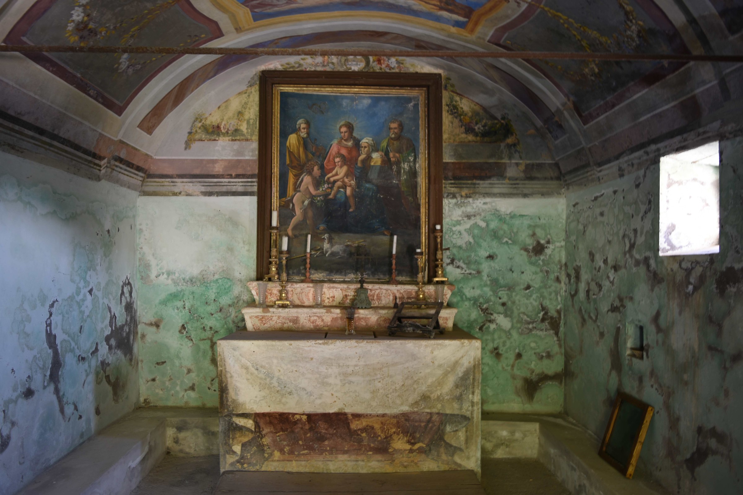 L'altare e interno chiesa