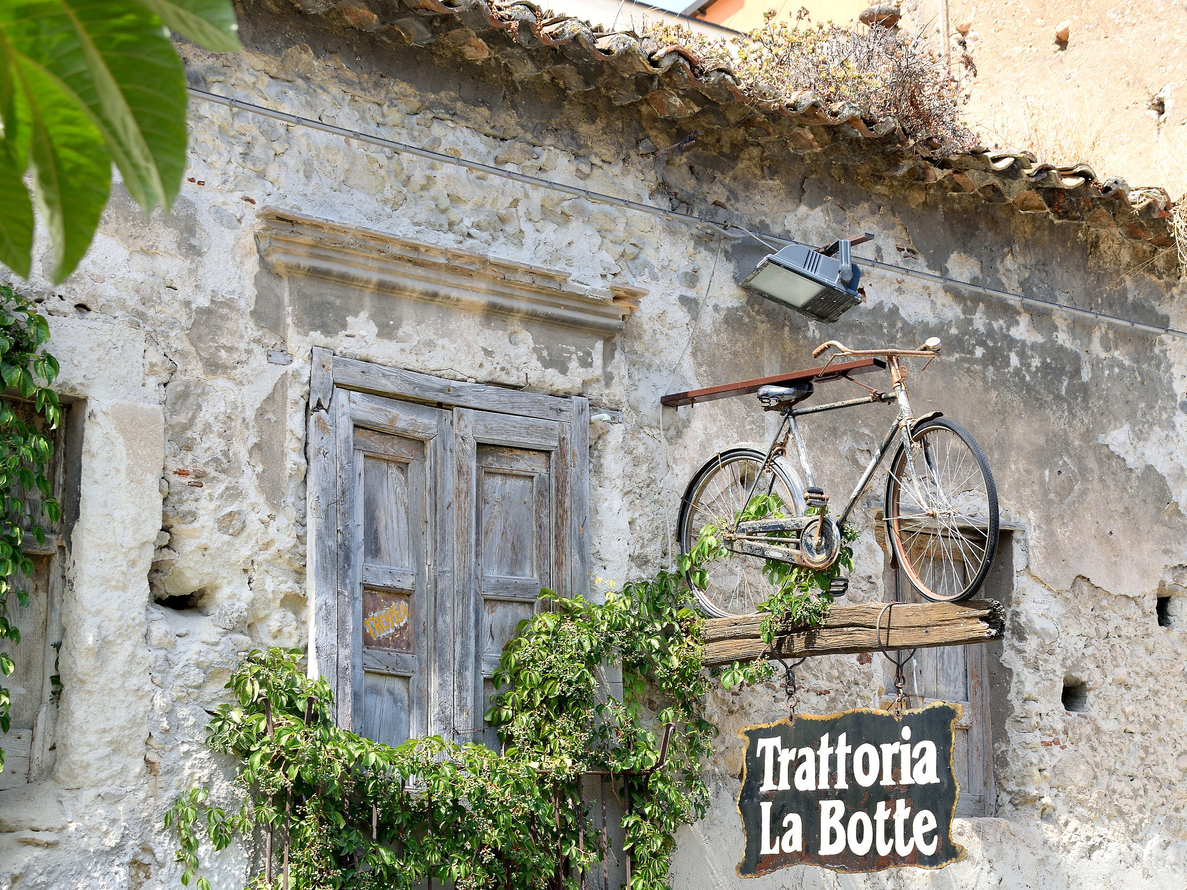 Non capisco la bici come insegna per una trattoria