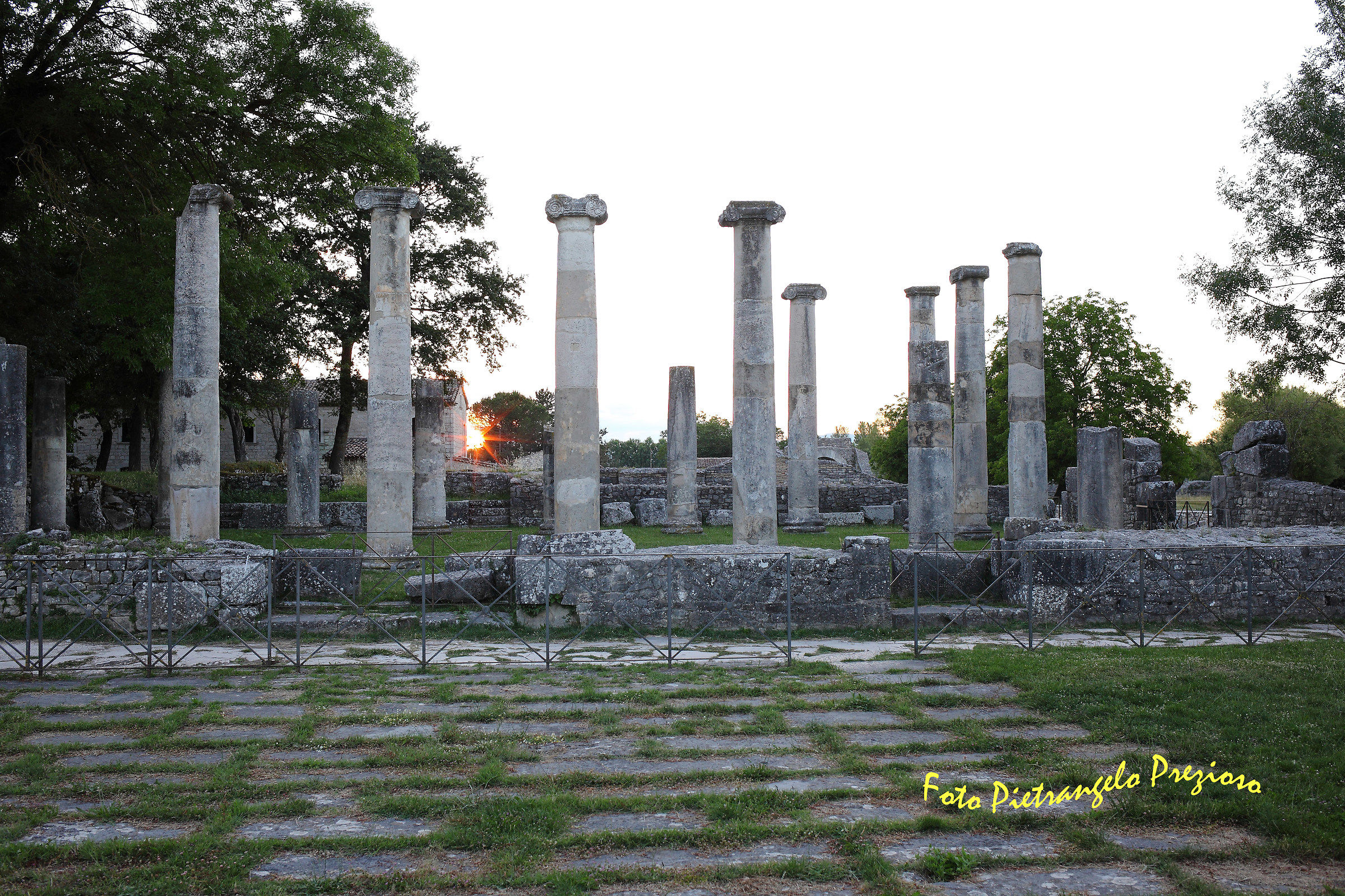 Tramonto tra le colonne altilia (Sepino-CB)
