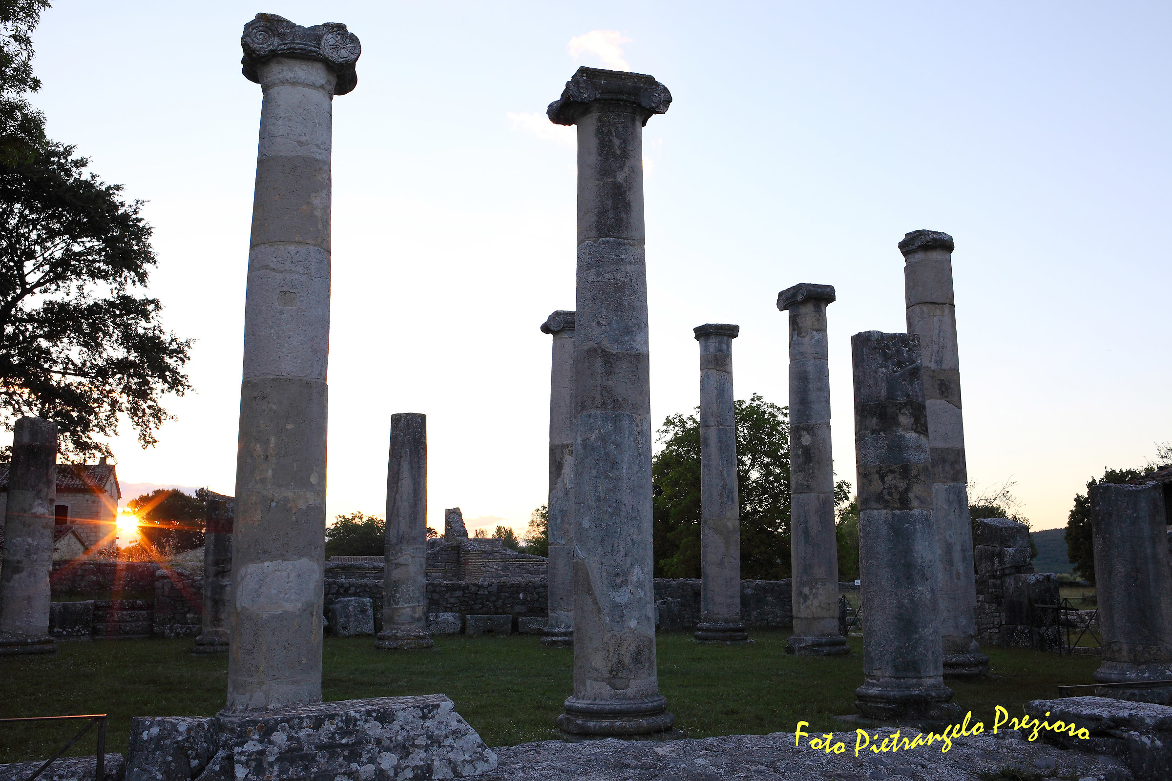 Tramonto tra le colonne altilia (Sepino-CB)