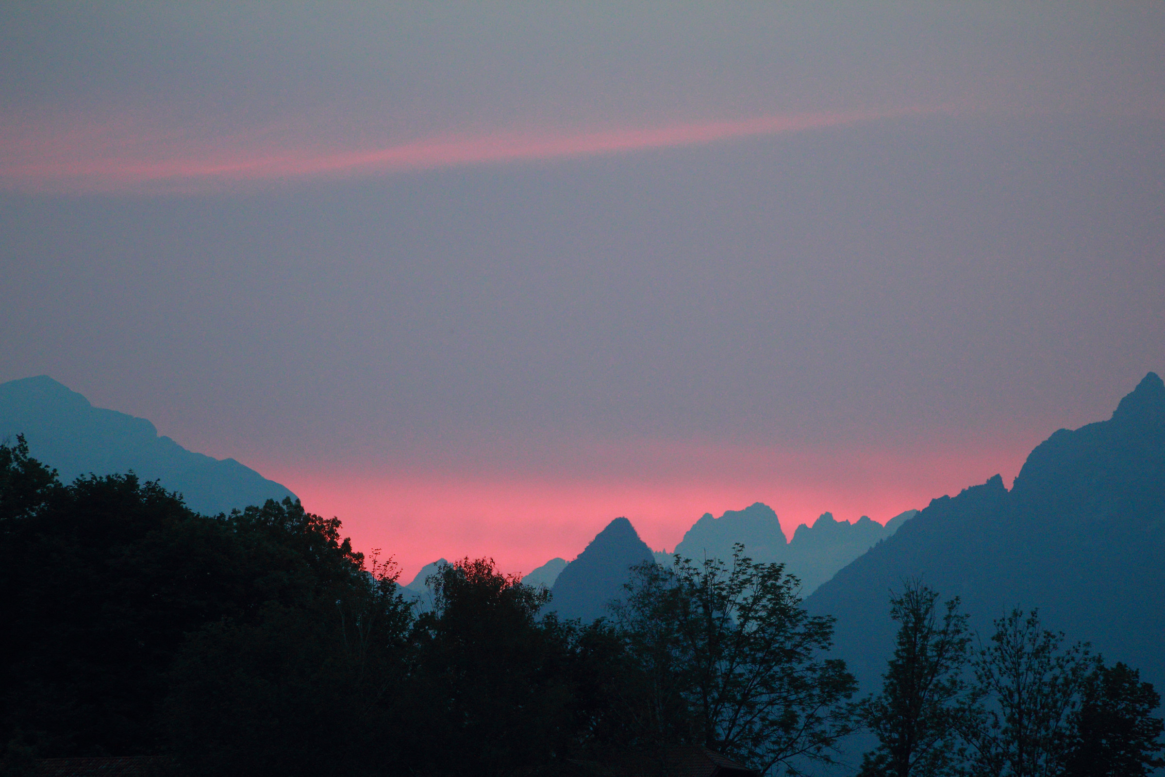 Monti blu e tramonti rosa