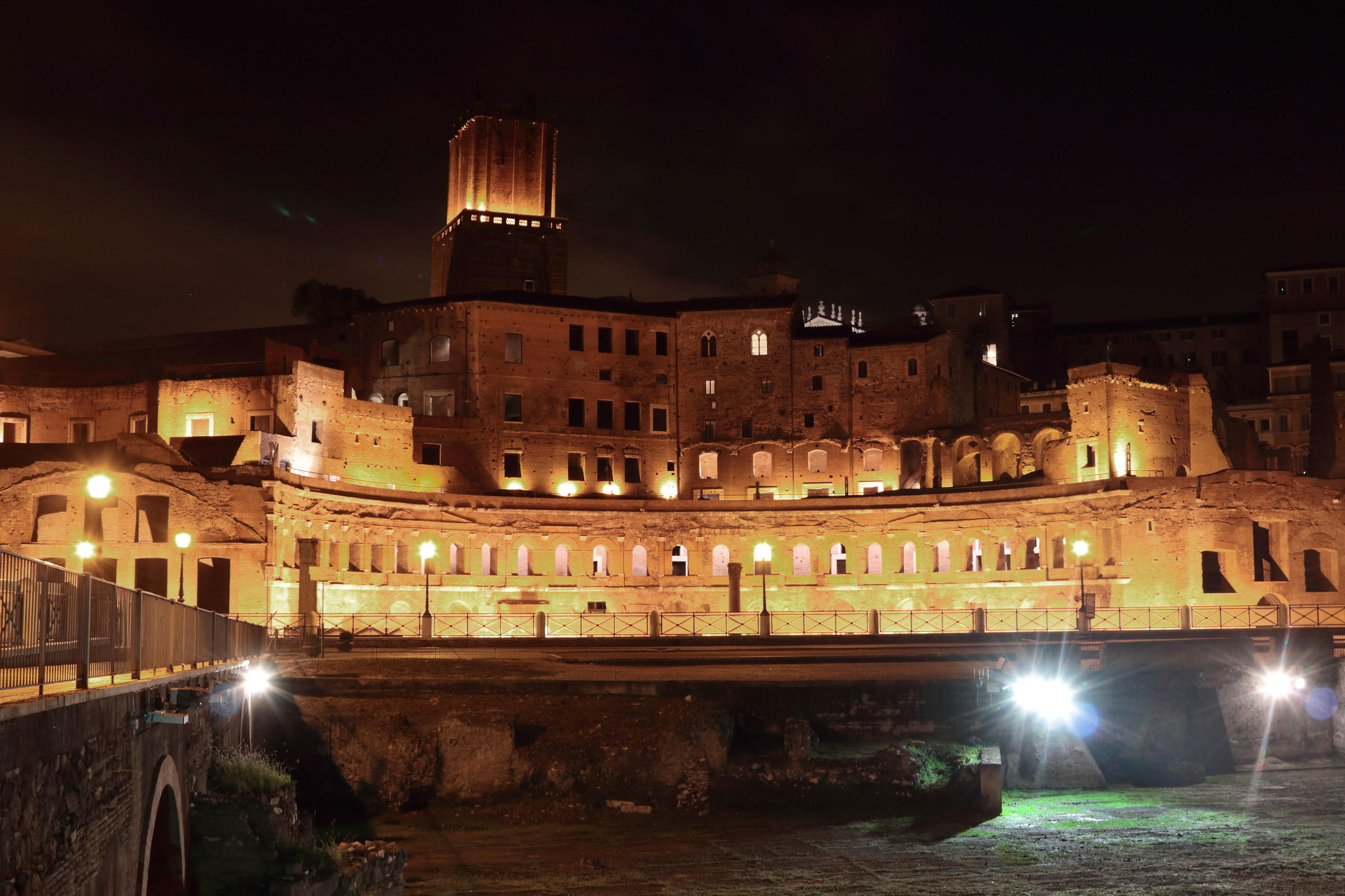Luci e ombre. Via dei Fori Imperiali