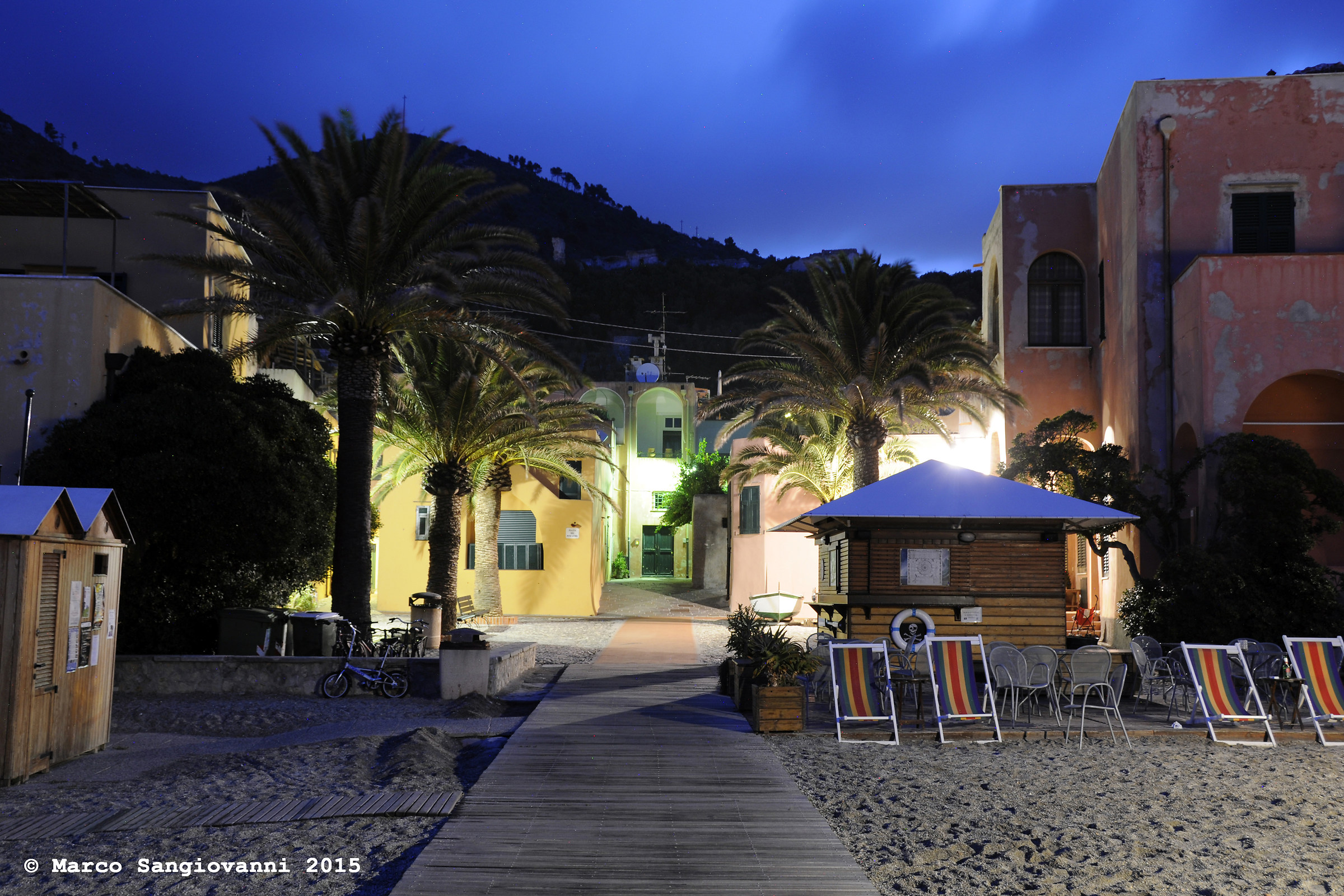 Piazza dei Pescatori, before dawn, Molo