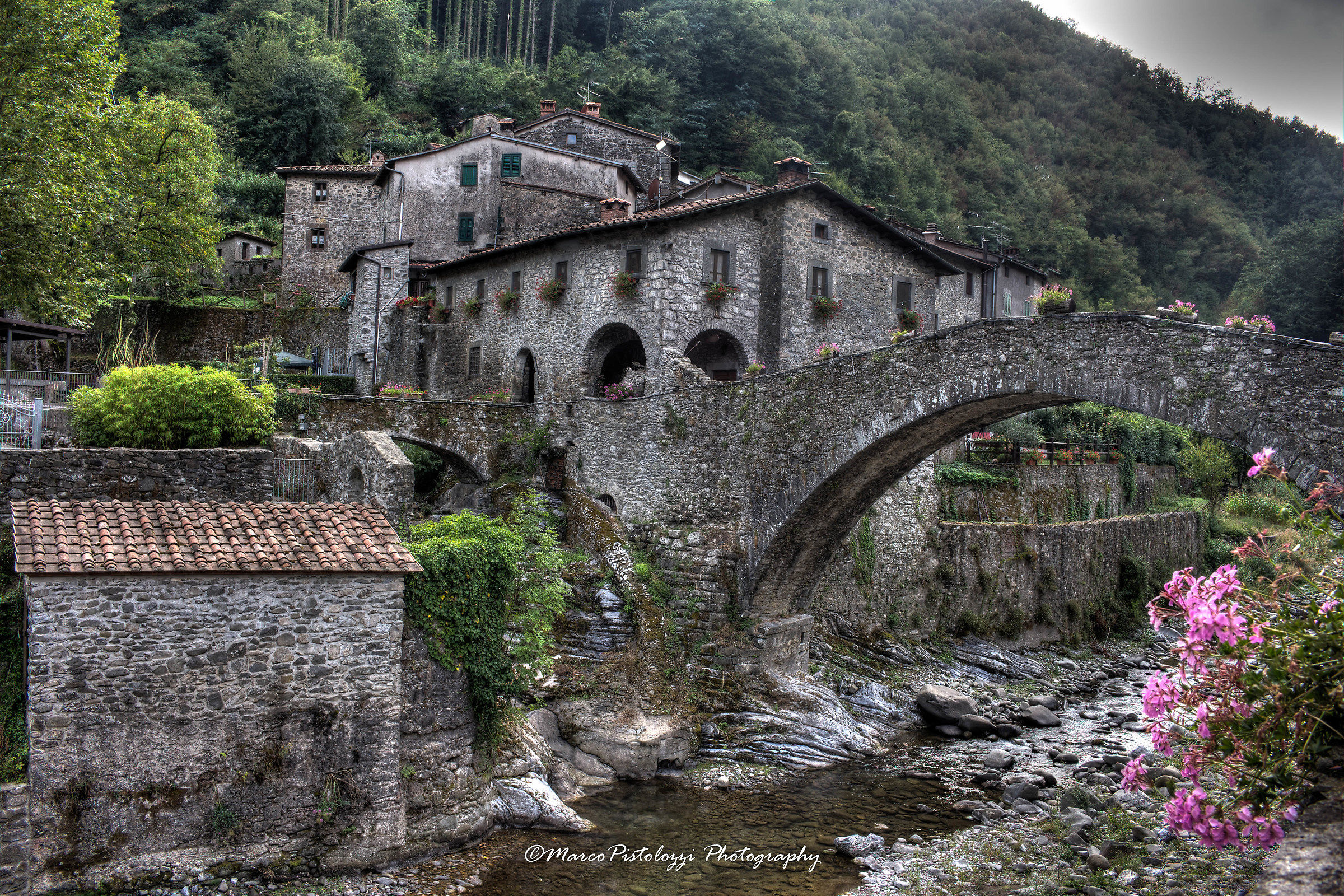 La vecchia dogana Fabbriche  di Valico