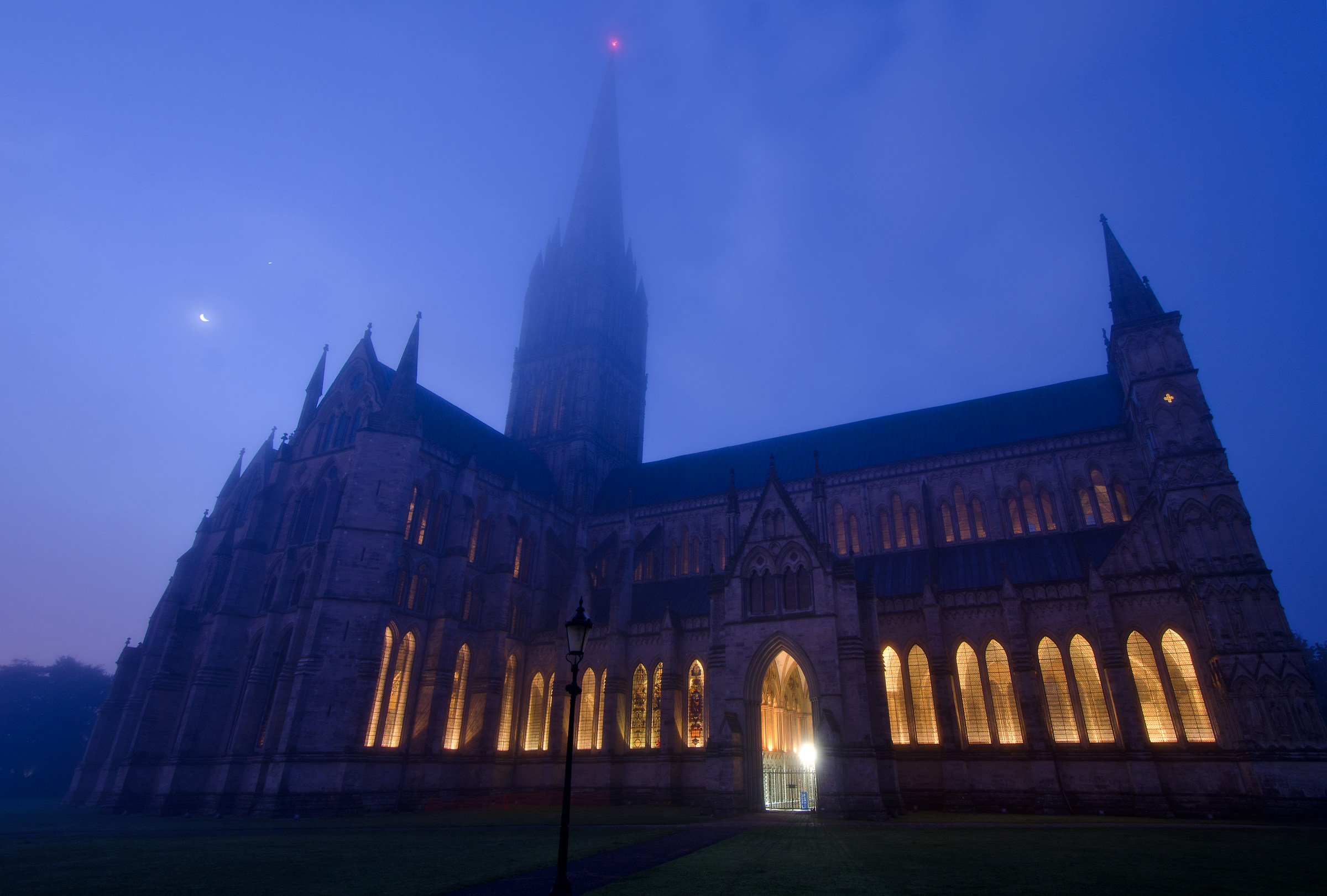 Cattedrale di Salisbury nella nebbia 2-6,38 del mattino