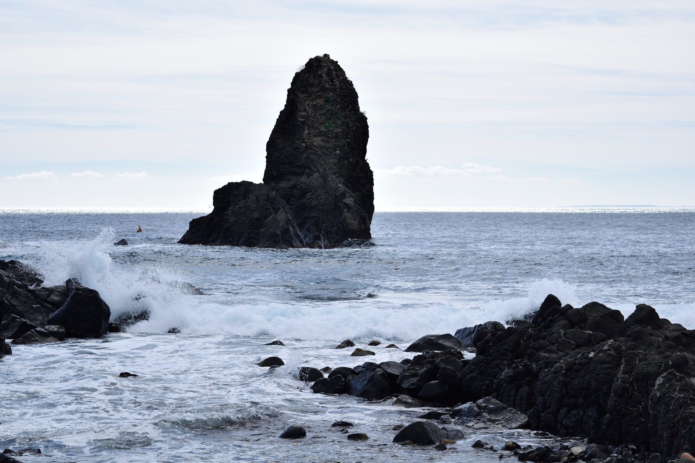 Mare mosso sotto i faraglioni