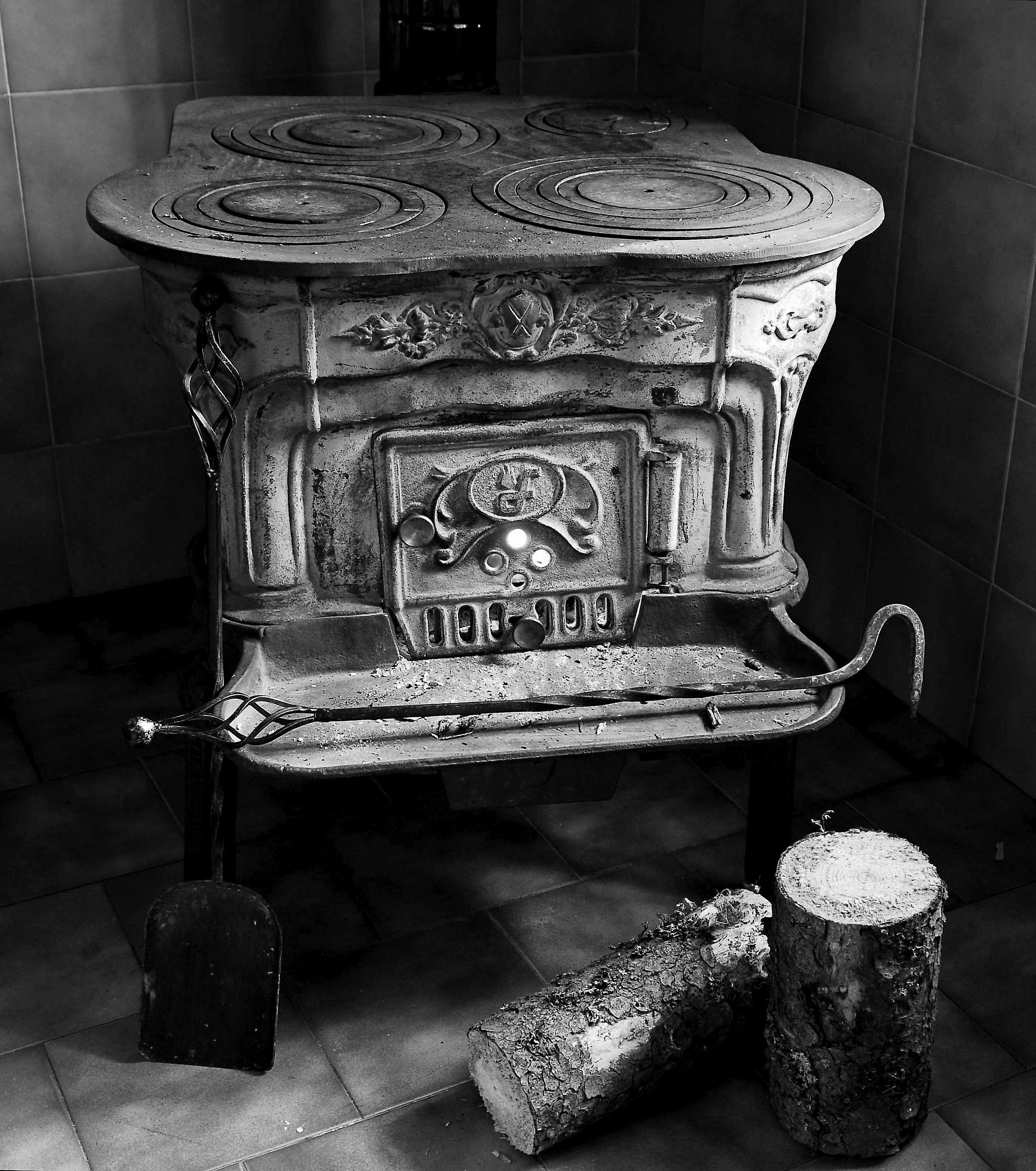 Cara,vecchia stufa (b/w)