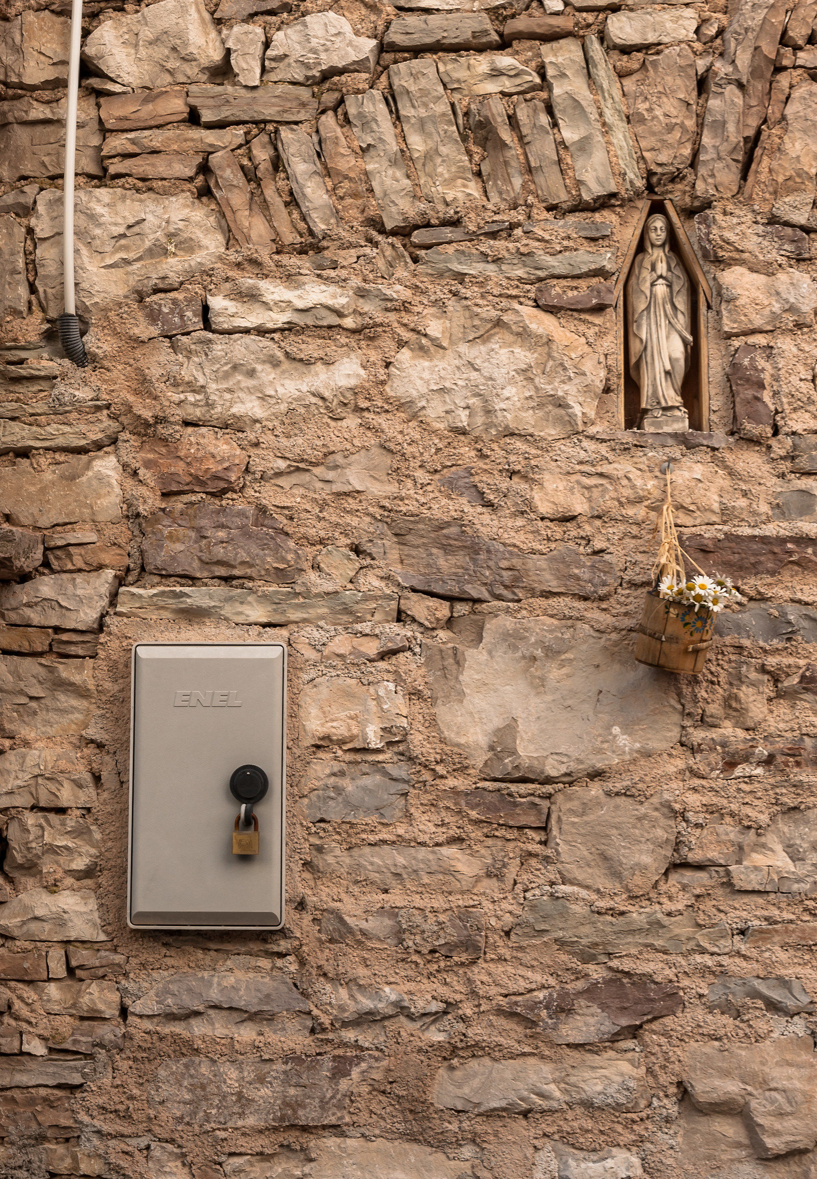 "Madonna, save Enel ..."