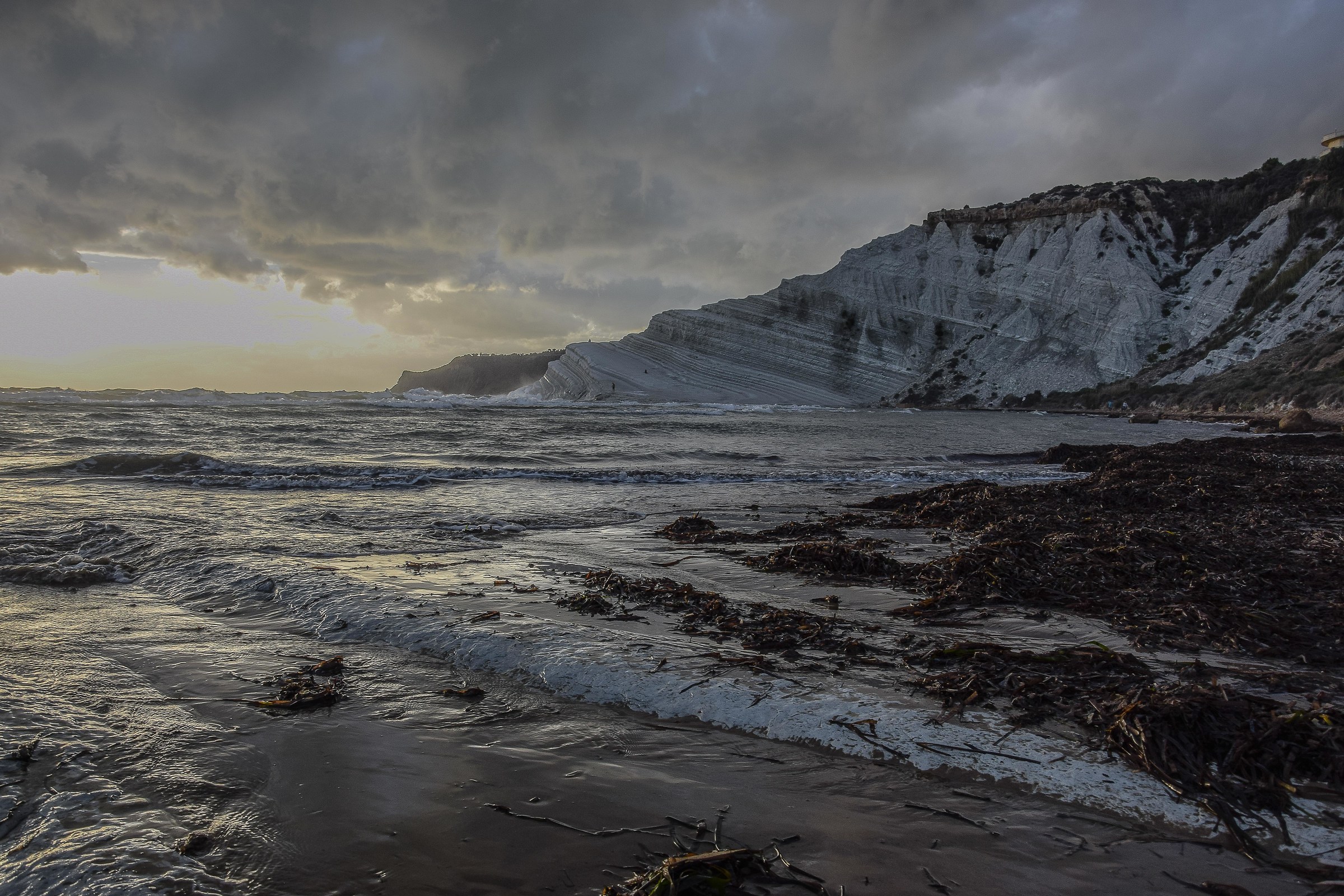Scala dei turchi con mare agitato