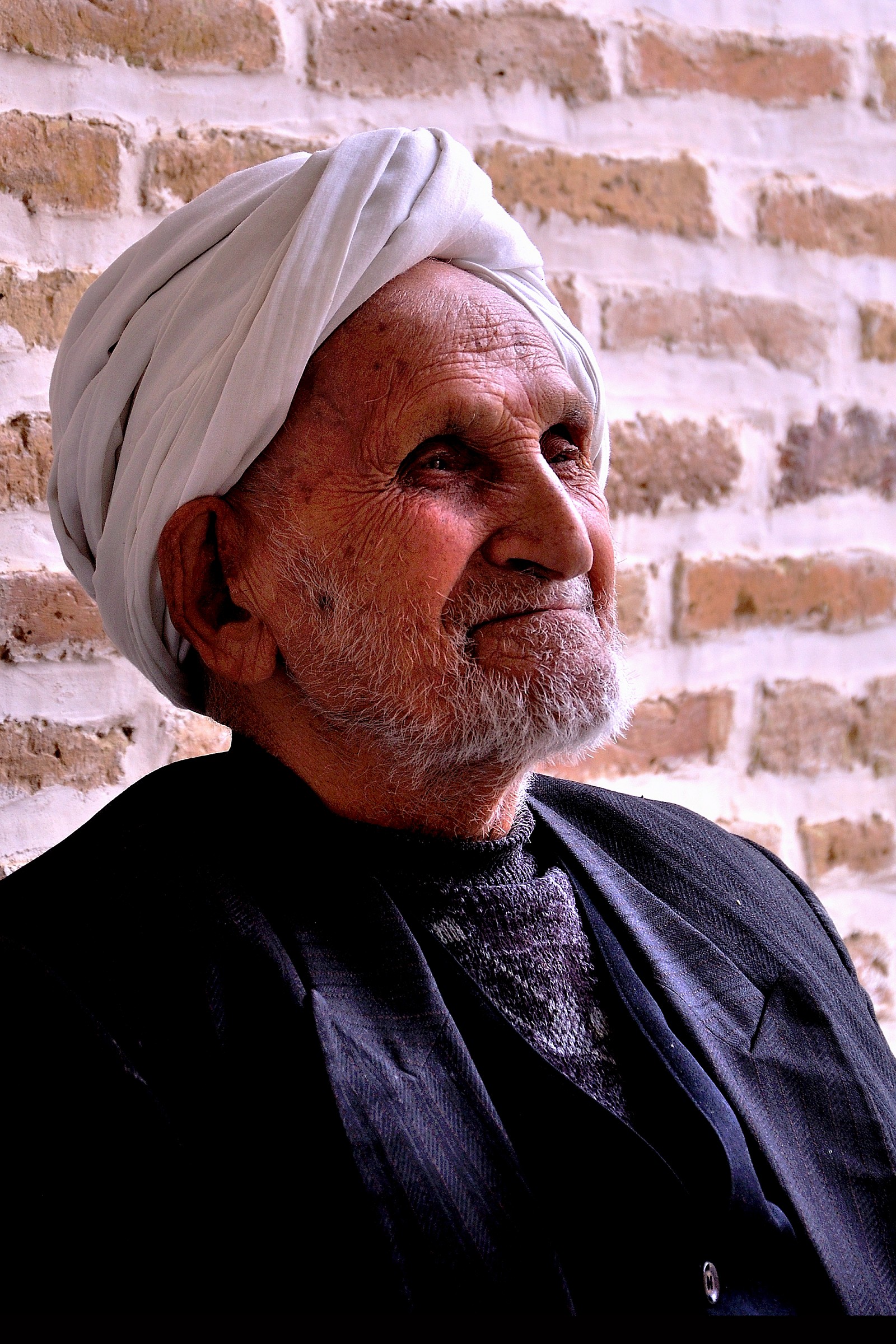 Anziano assorto, Iran