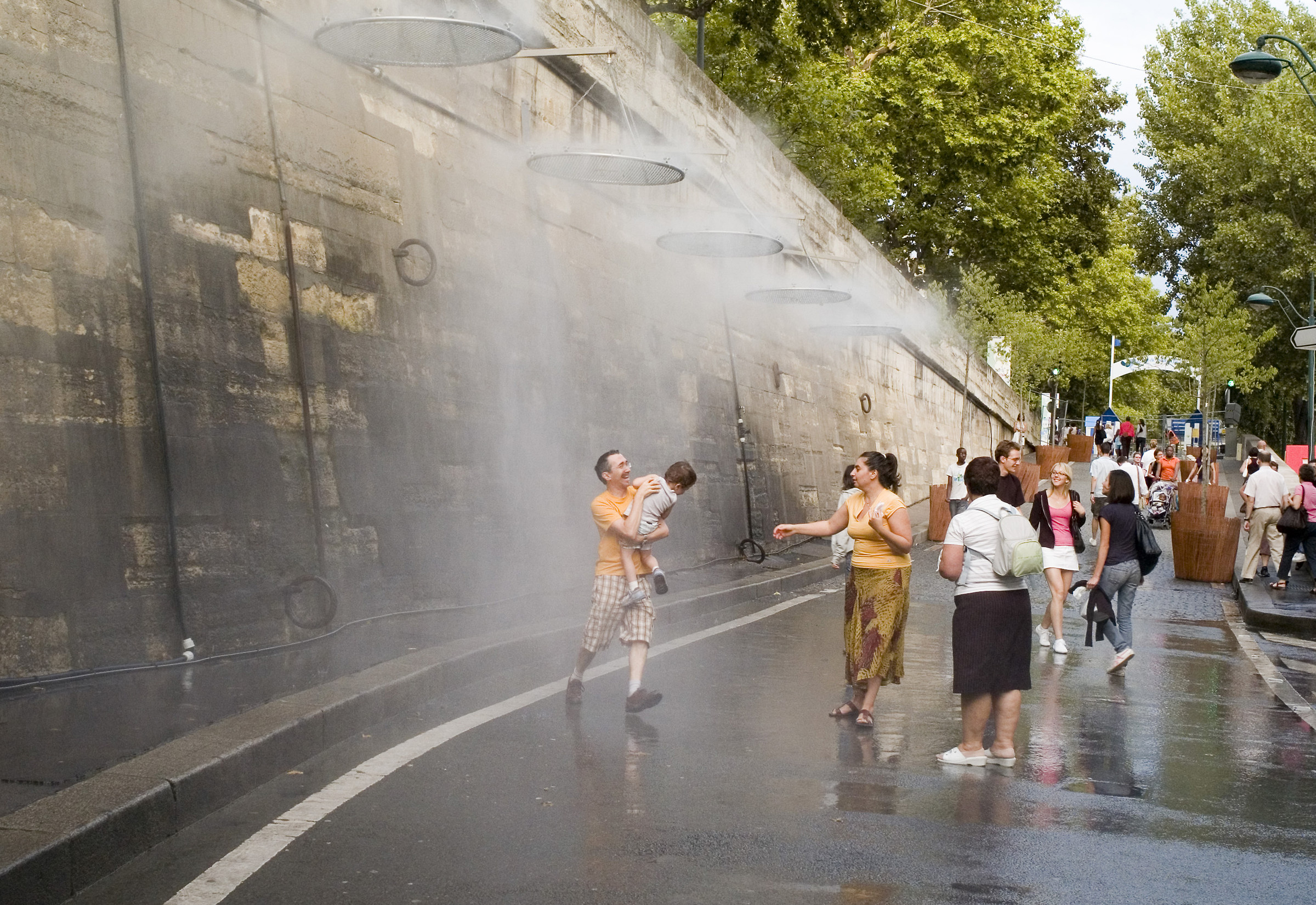 Shower in the dog days of Paris