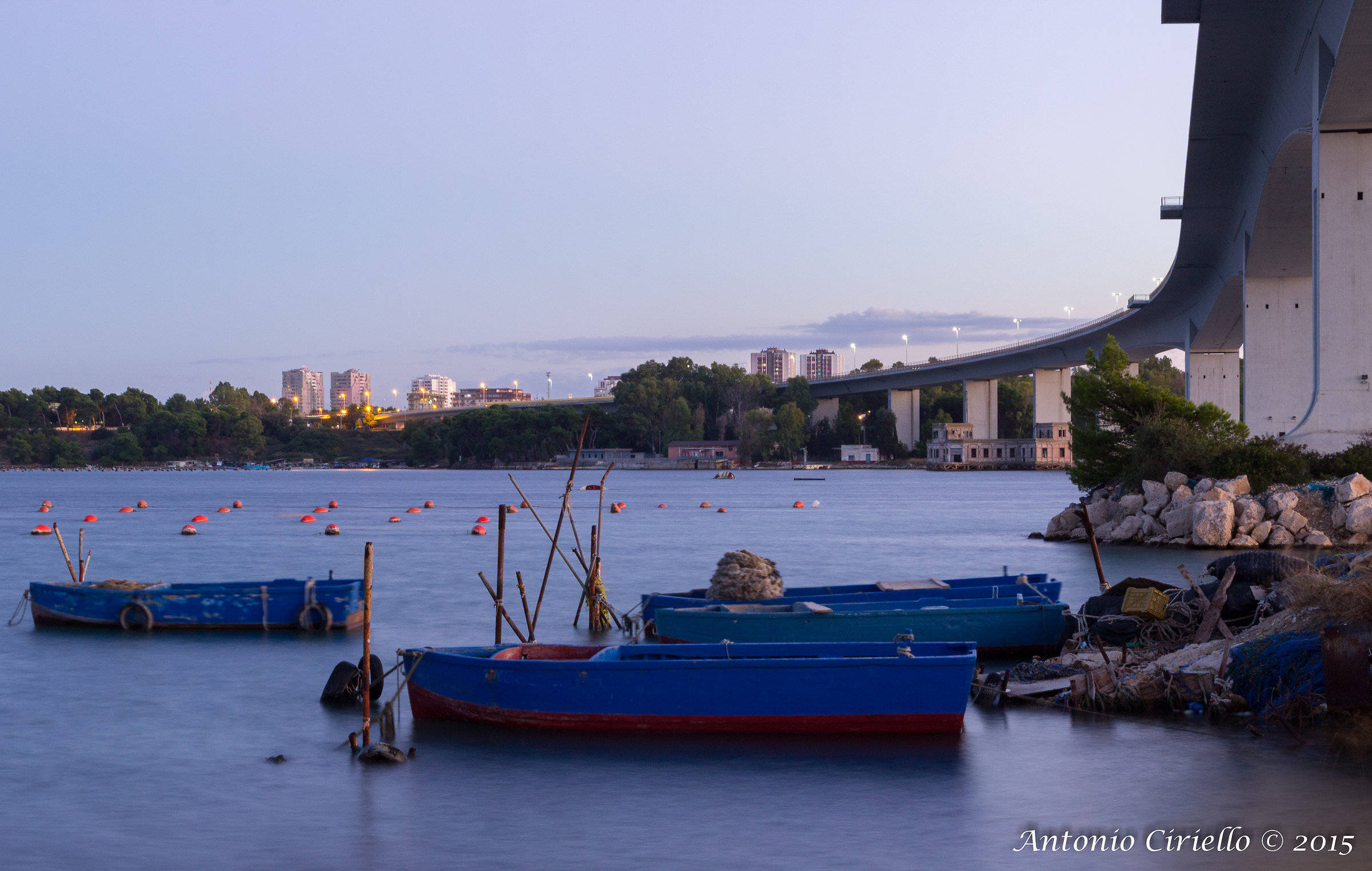Riposo delle barche sotto il ponte