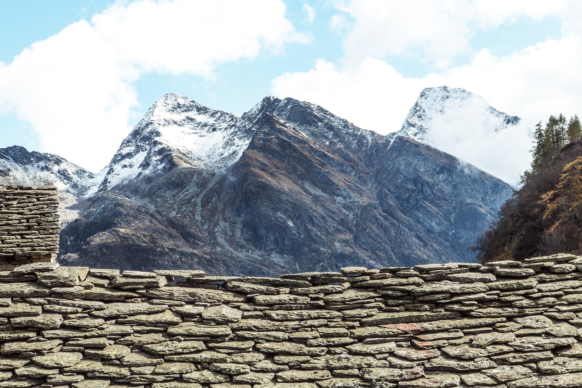 Above the roofs Alpe Bors.