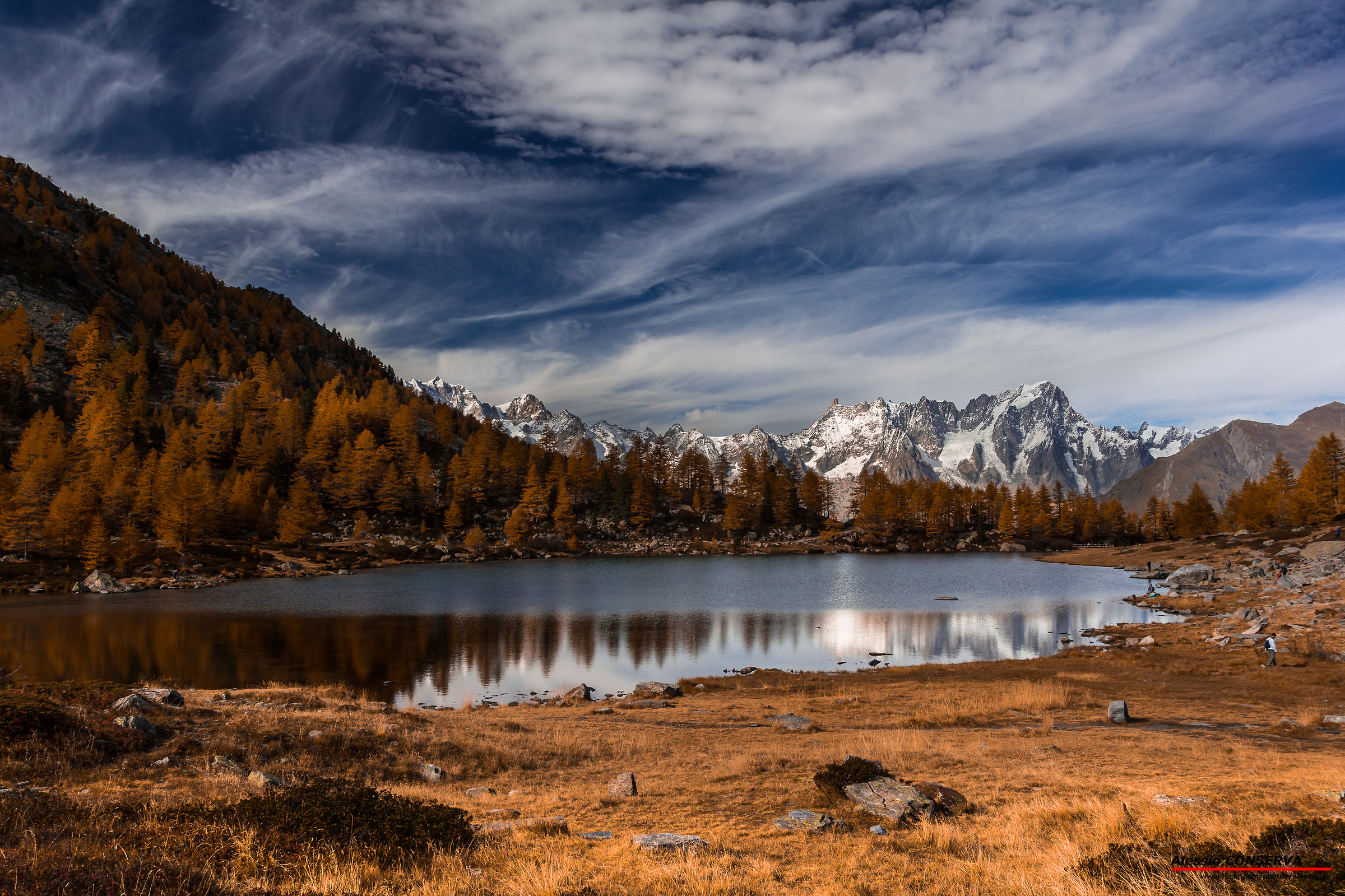 Lago Arpy e la catena del Monte Bianco