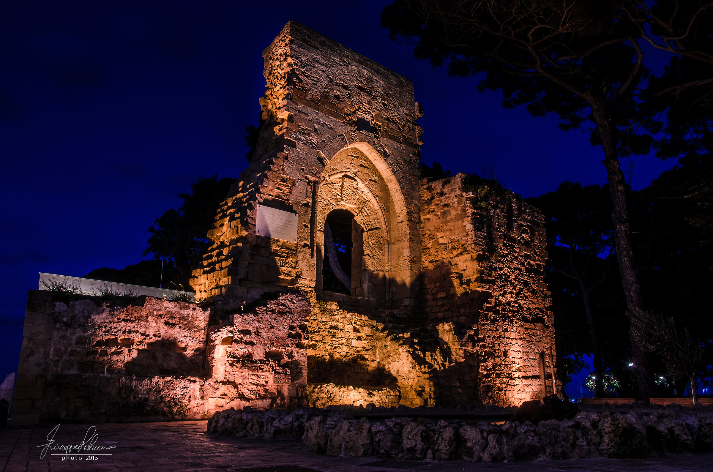 arco normanno ed eclissi lunare