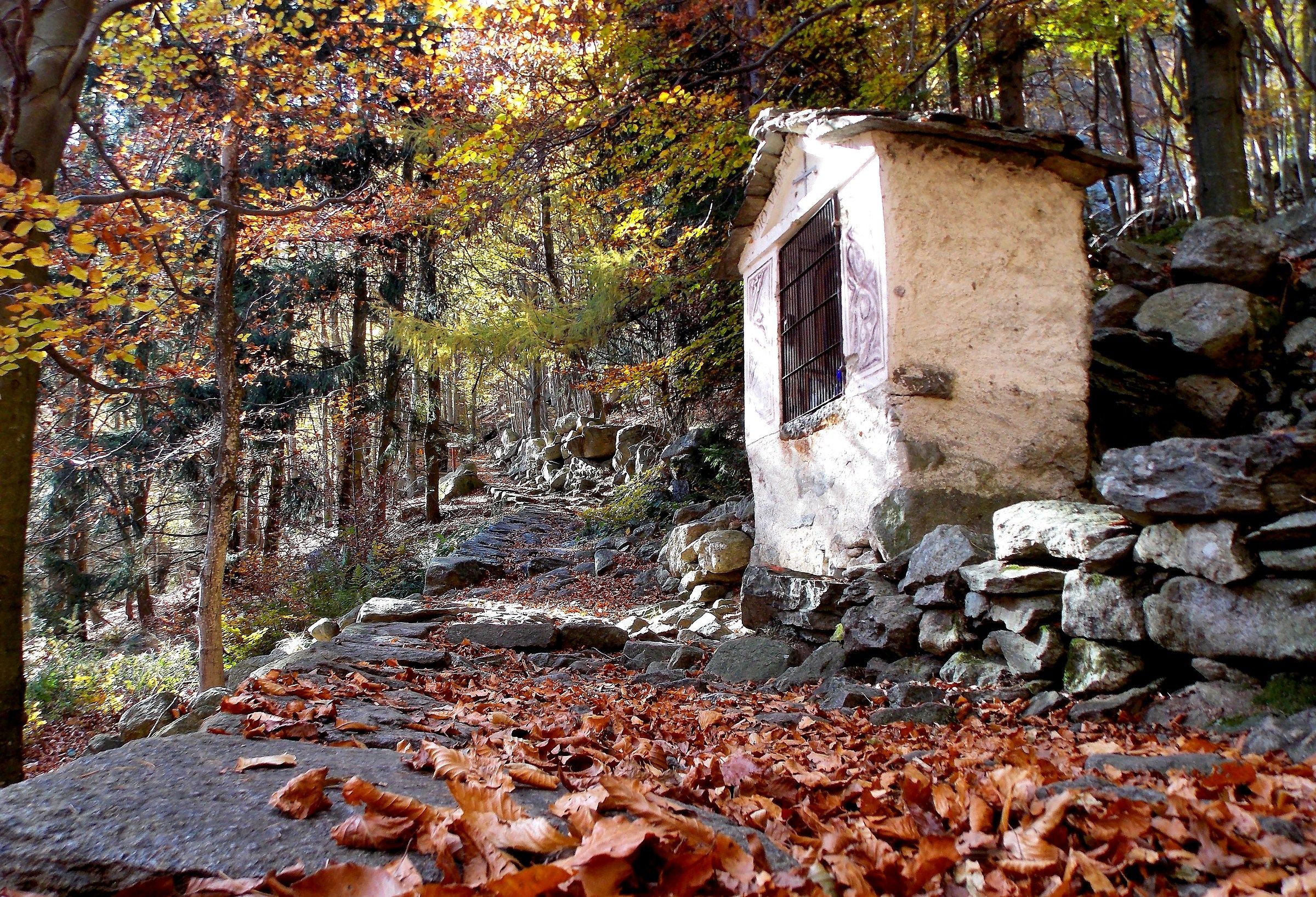 lungo la mulattiera che porta al Rosei