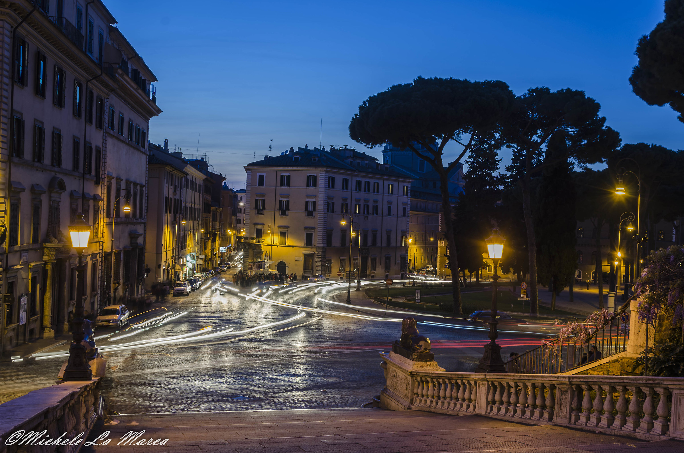 Ora blu dalla scalinata del Campidoglio