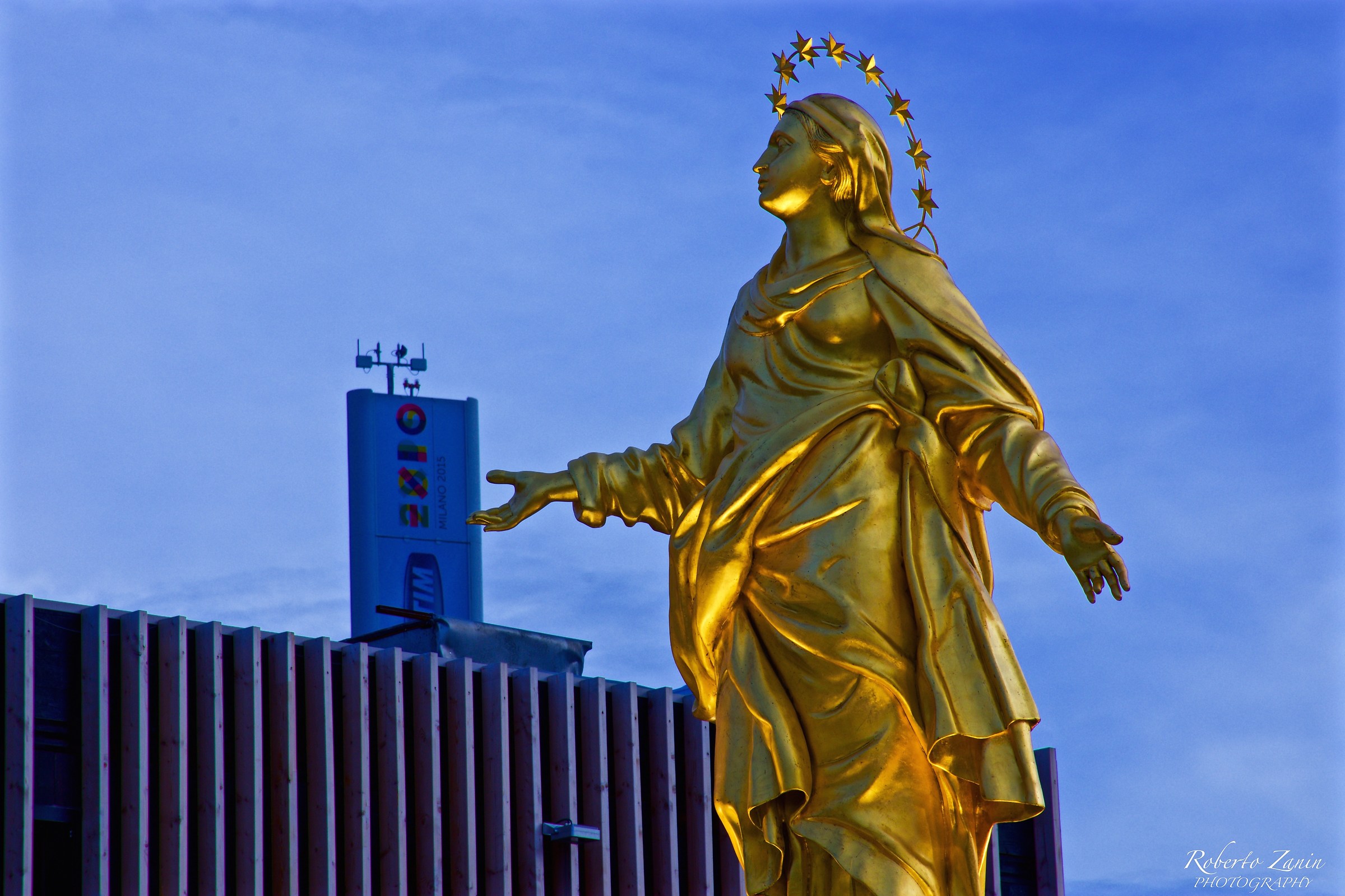 Copia Madonnina del Duomo di Milano all'expo 2015