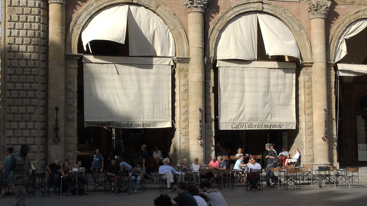 il sole della sera   relax   in piazza grande a bologna