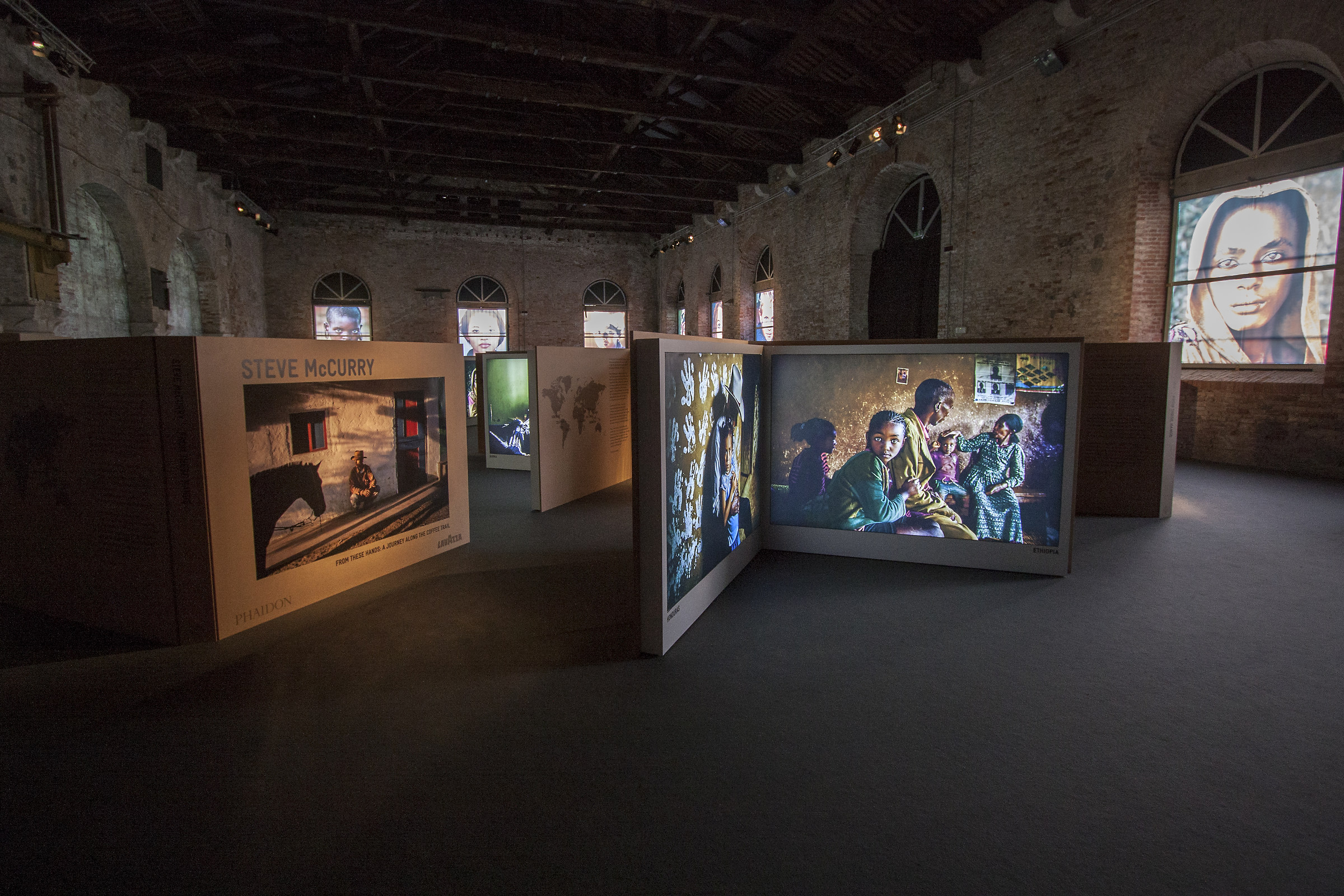 Allestimento mostra Steve McCurry a Venezia Arsenale