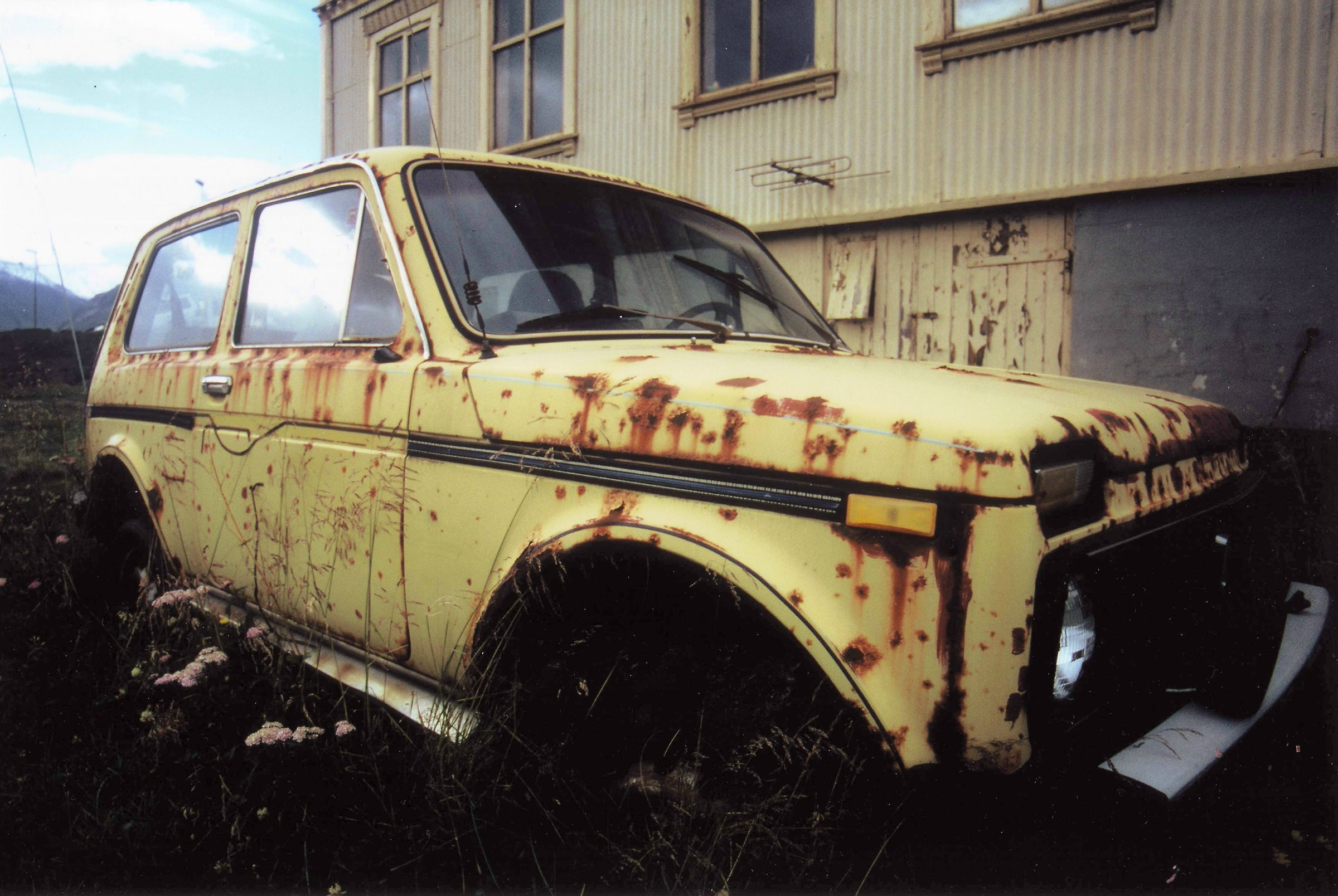 la Lada Niva abbandonata