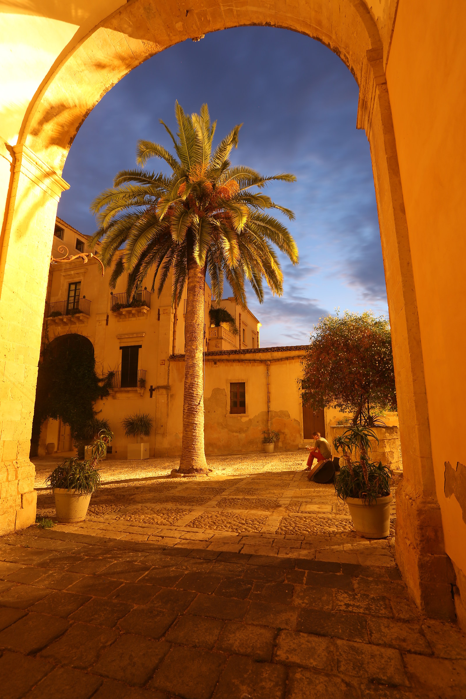 Noto: Palace courtyard Nicolaci