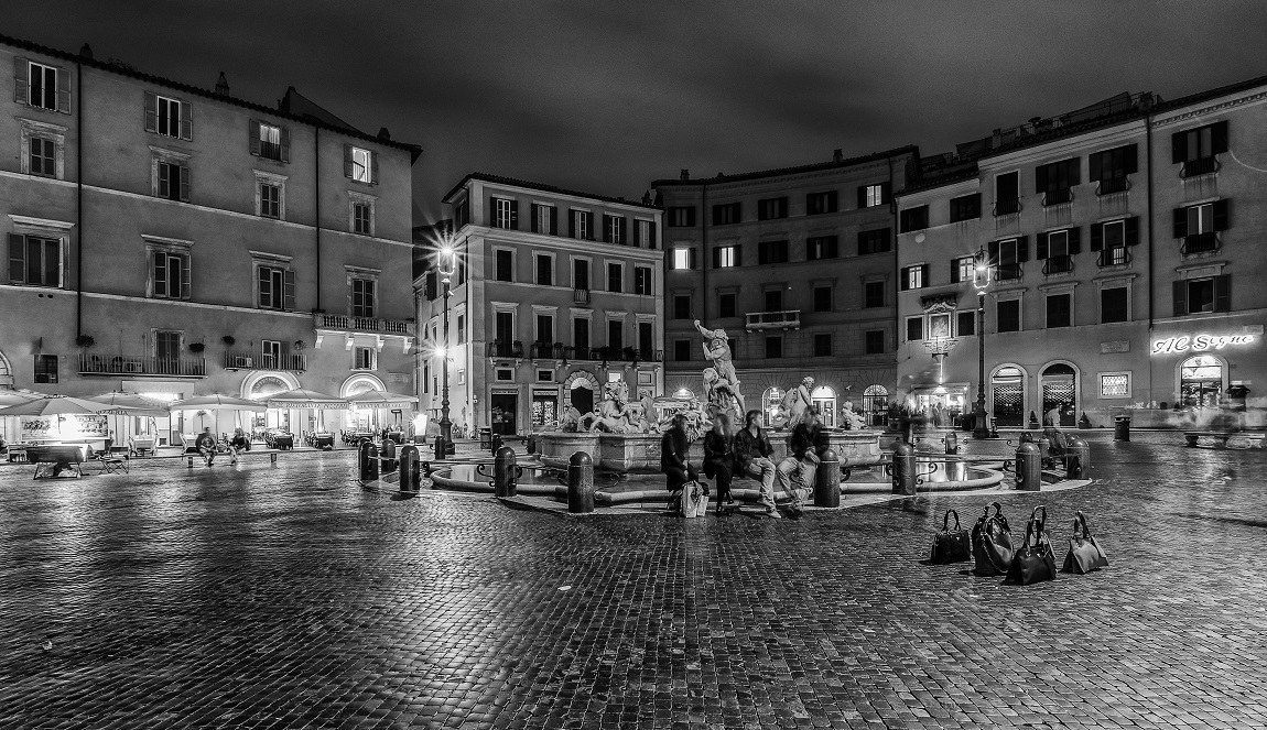 Invisibile venditore delle borse, piazza Navona