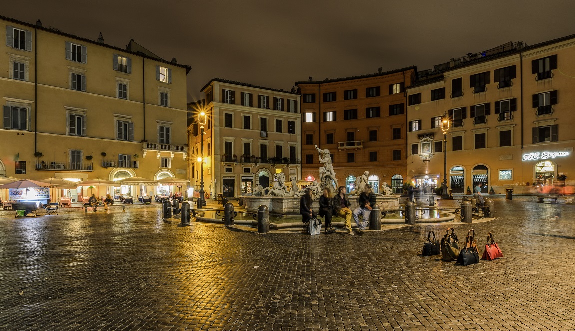 Invisibile venditore delle borse, piazza Navona