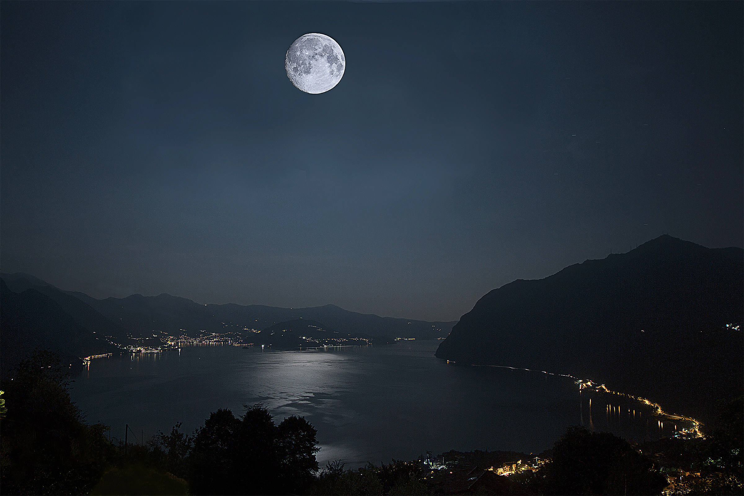 Luna sul lago d'Iseo