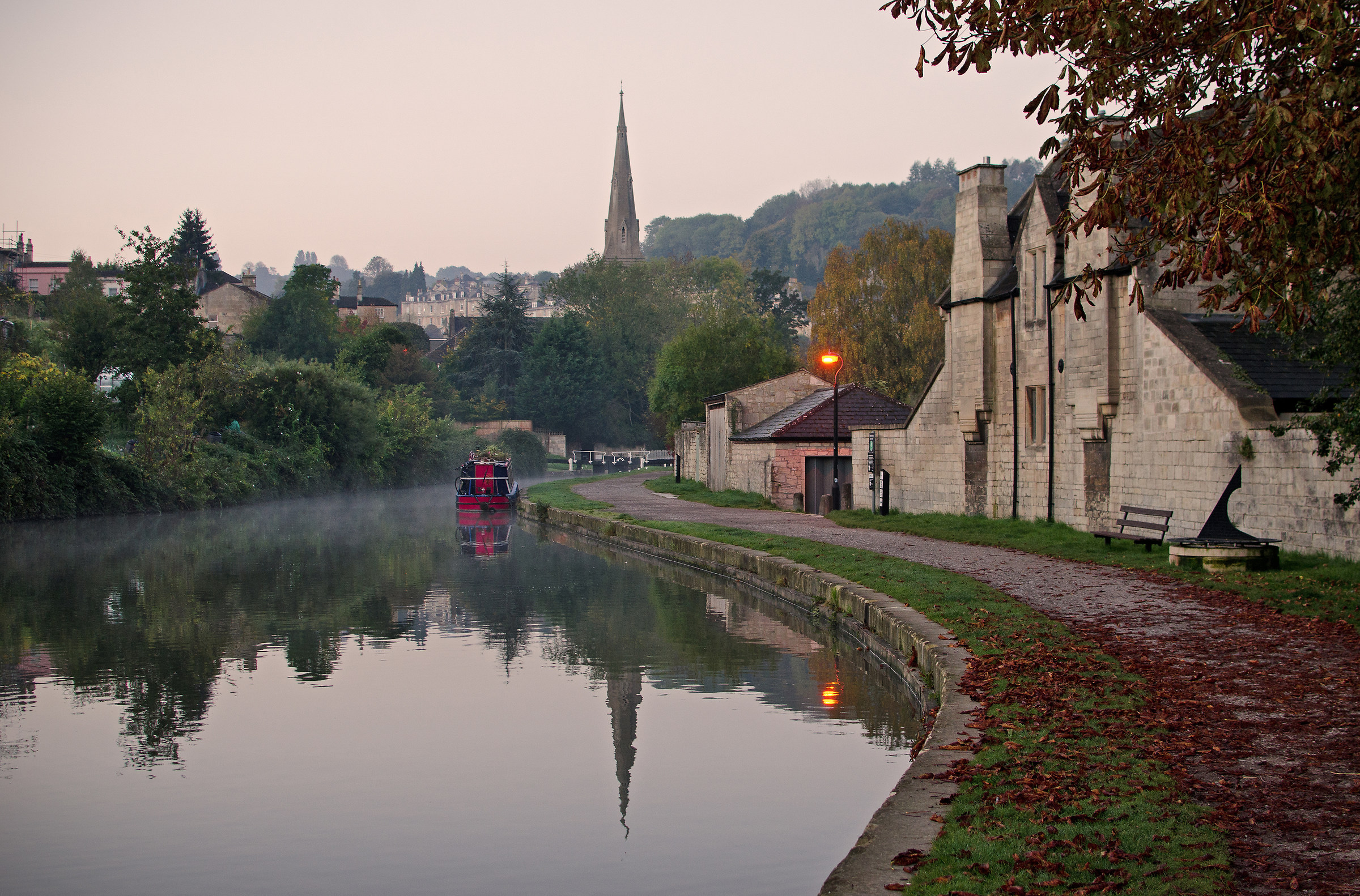 Autunno mattina presto lungo il canale