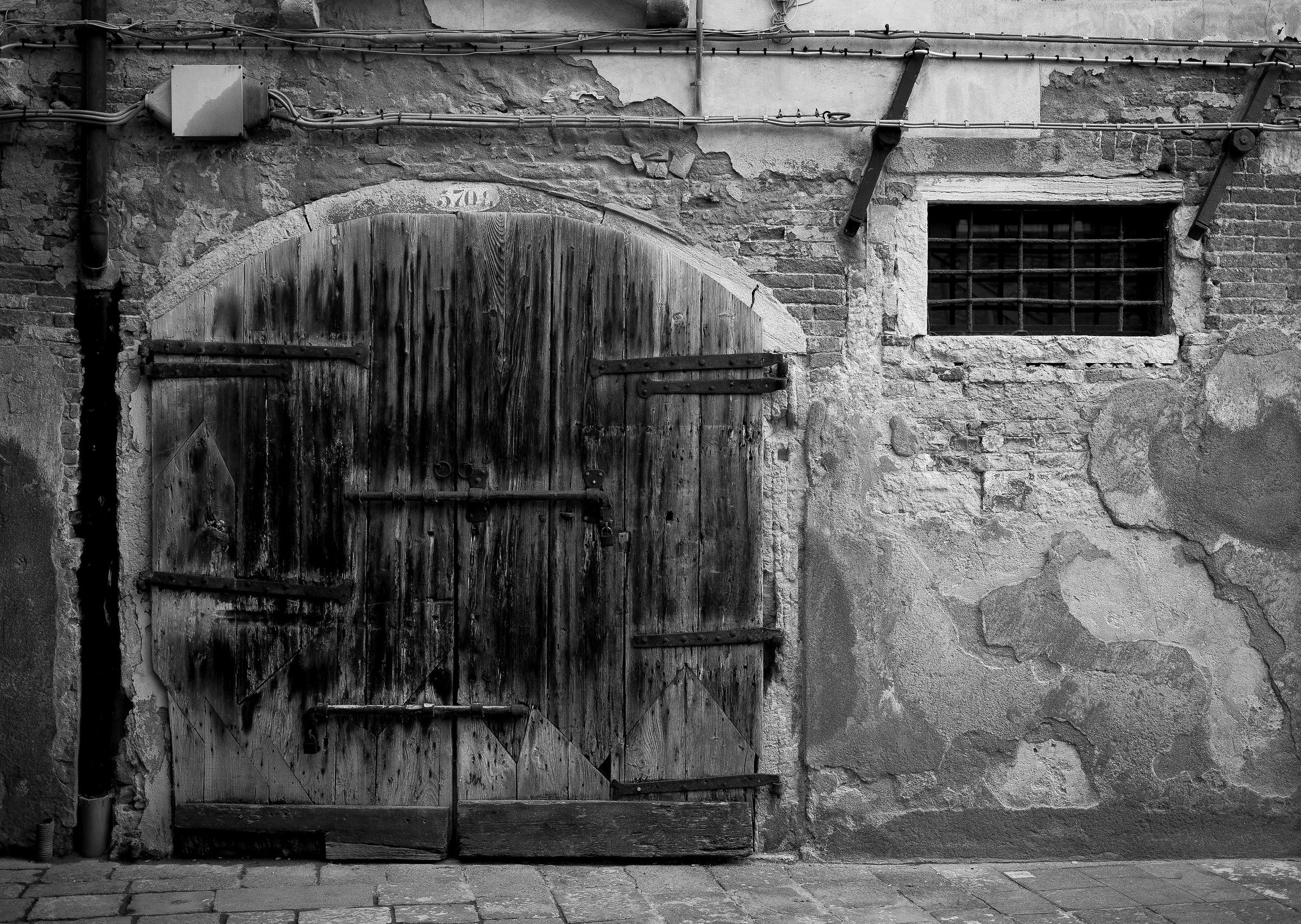 Vecchio portone in Campiello del Remer.