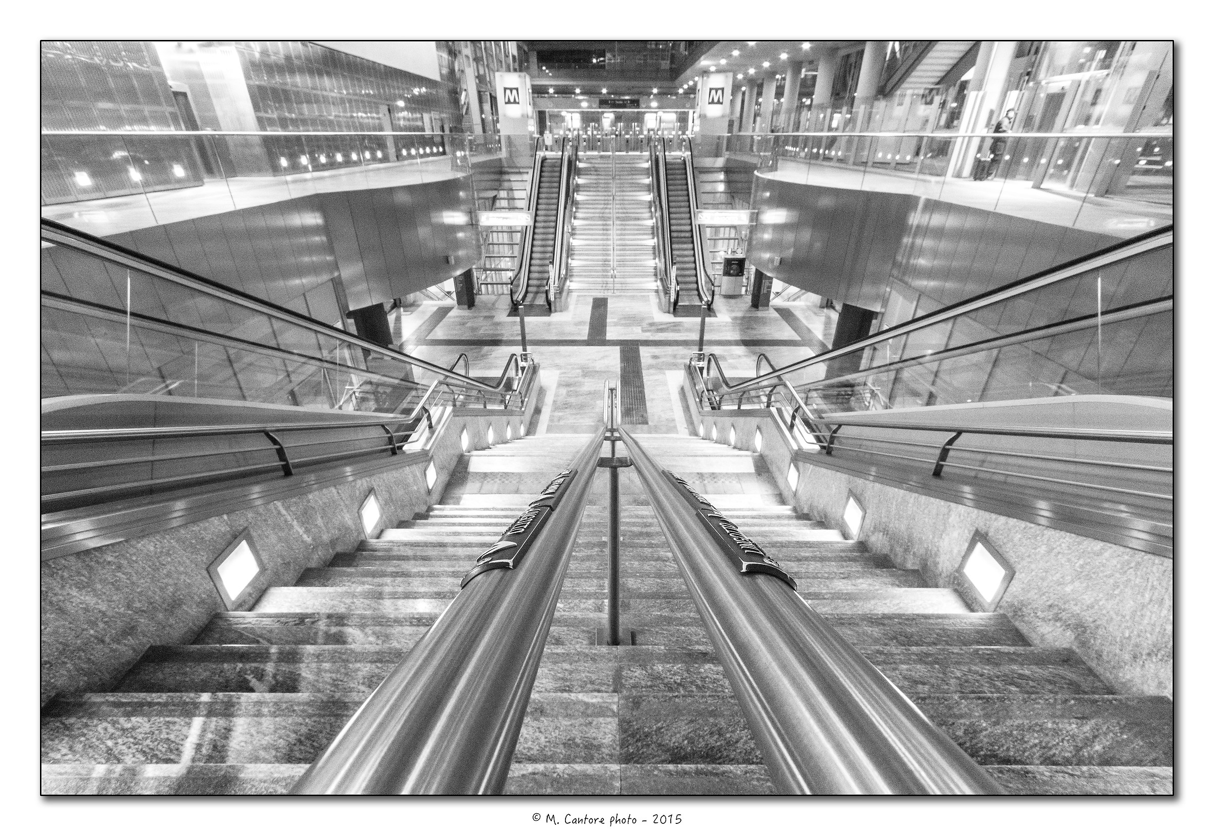 Scendendo nella Metro a Porta Susa