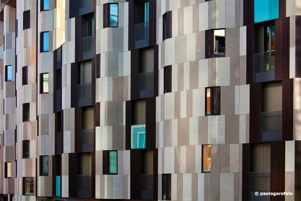 The dark side of Piazza Gae Aulenti