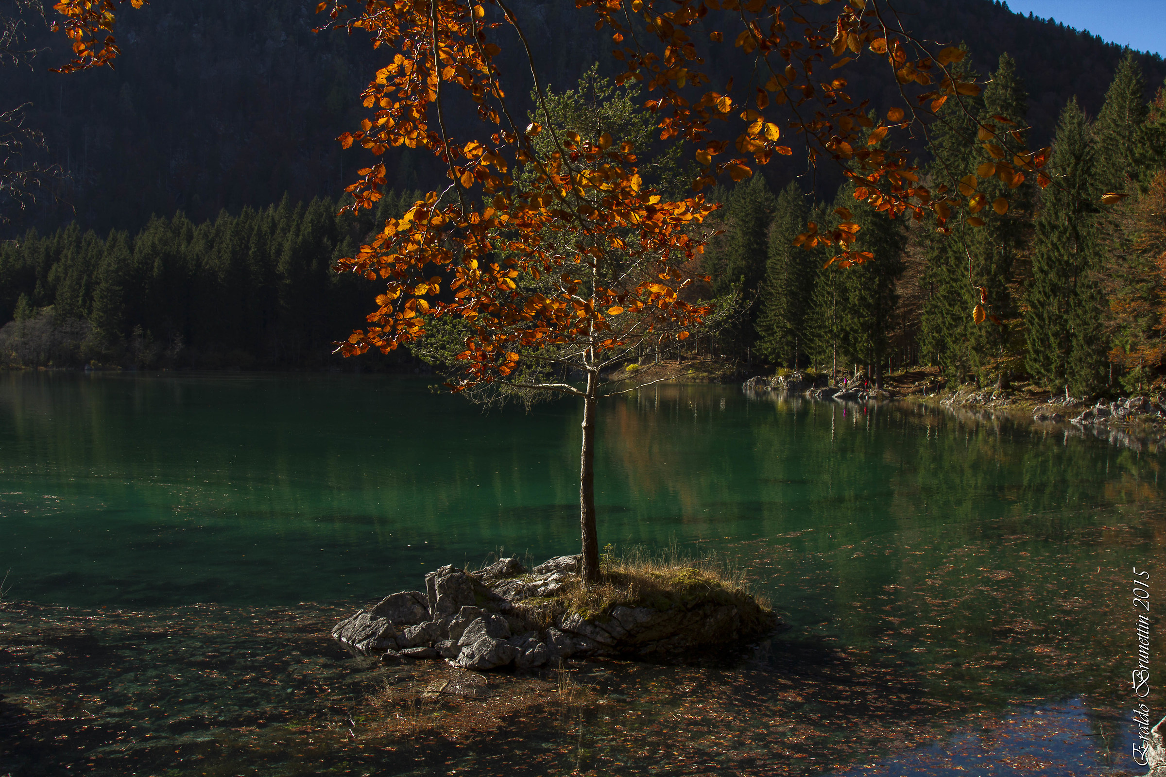 Colori d'autunno nel lago superiore di Fusine.