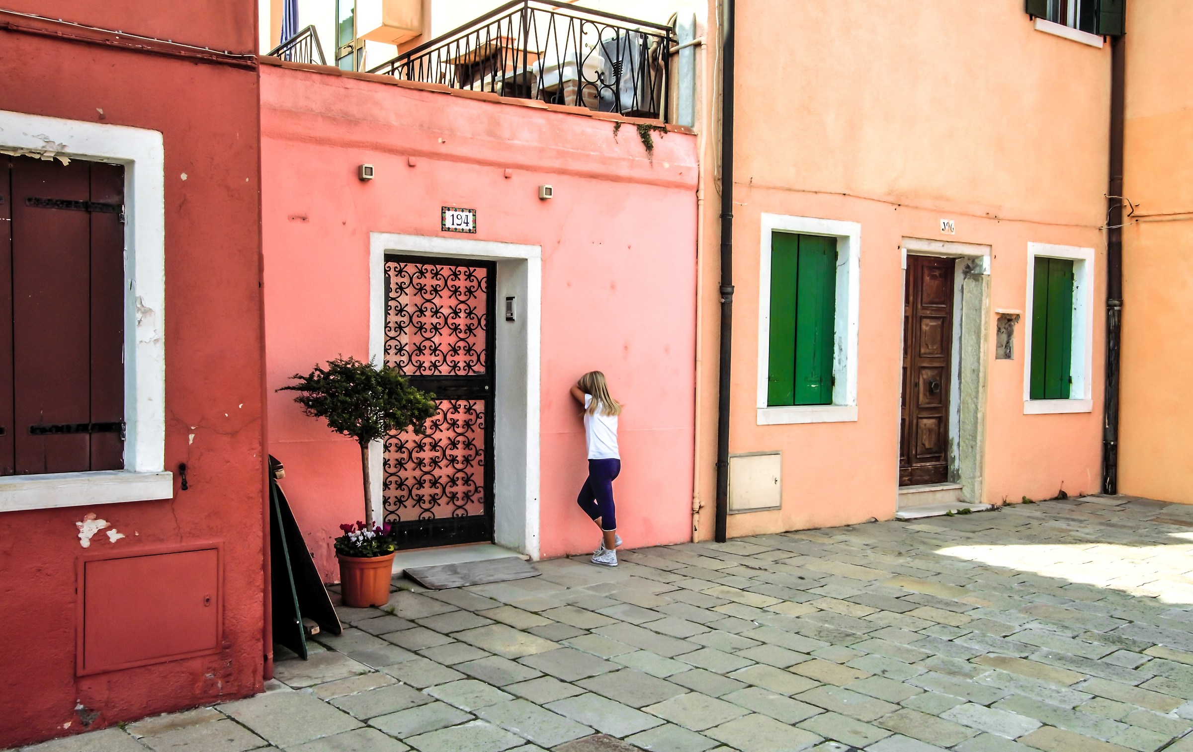 qui i bambini giocano ancora a tana (isola di Burano)