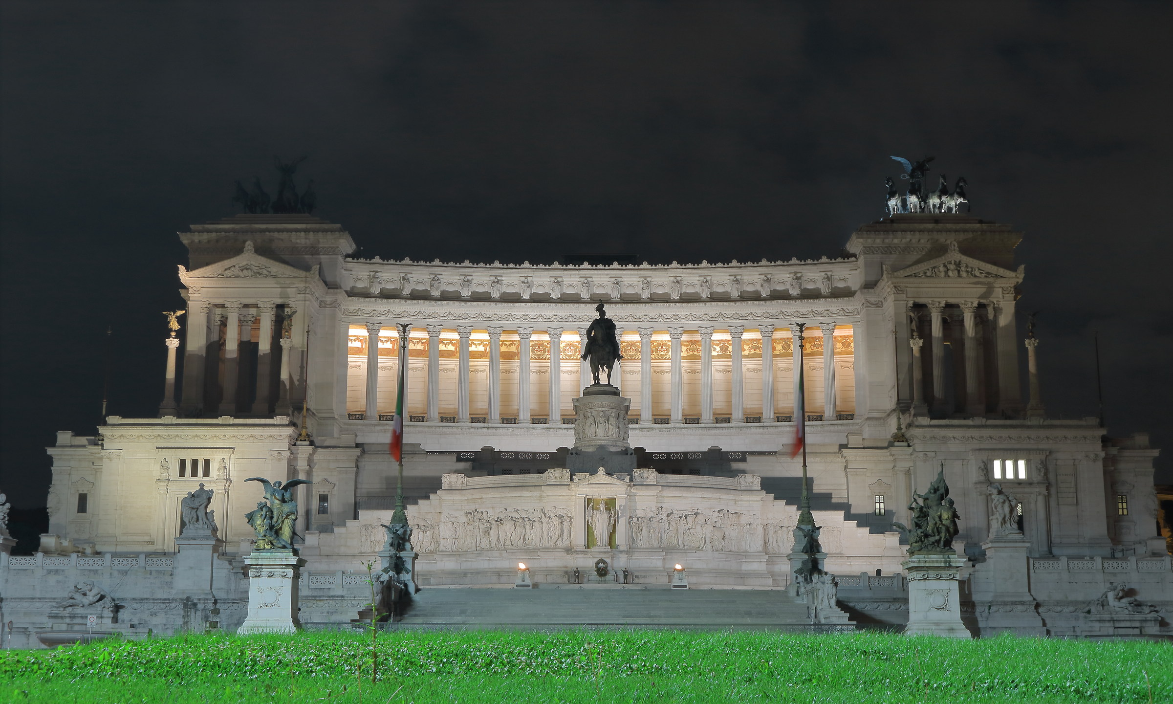 C'è un grande prato verde .