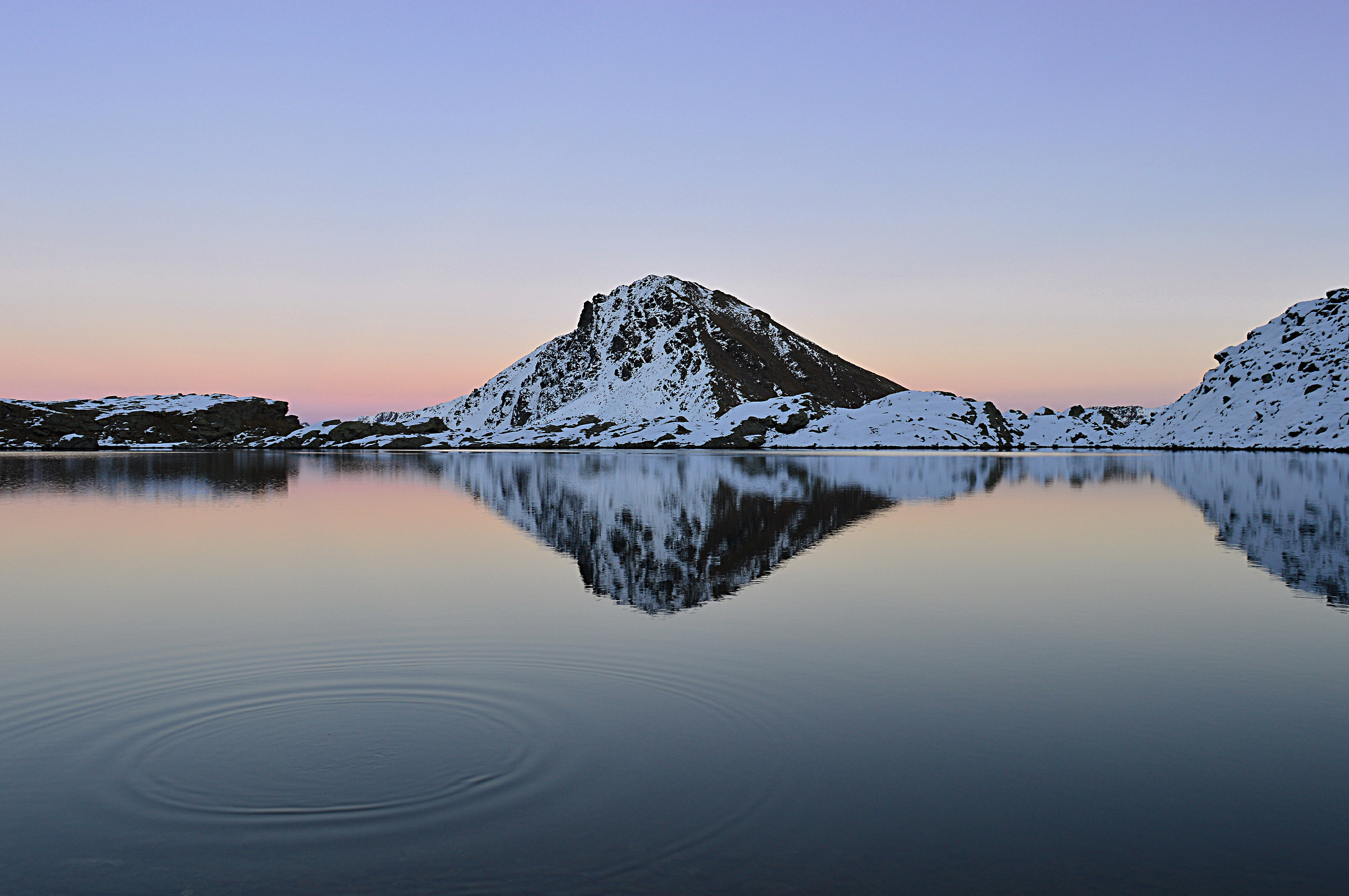 Anelli di salmerino al crepuscolo - Lago Corvo
