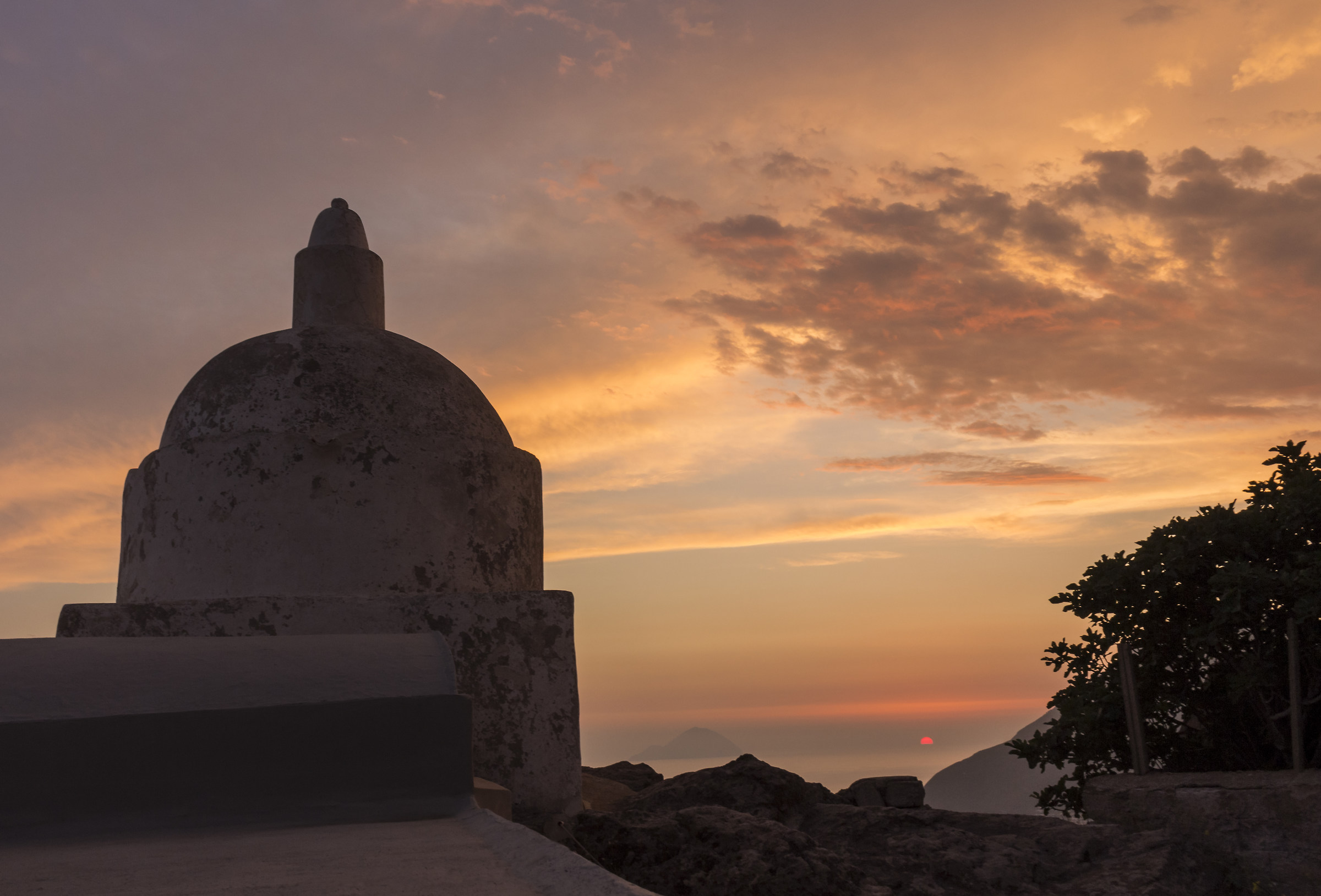 Chiesa vecchia di Quattropani al tramonto