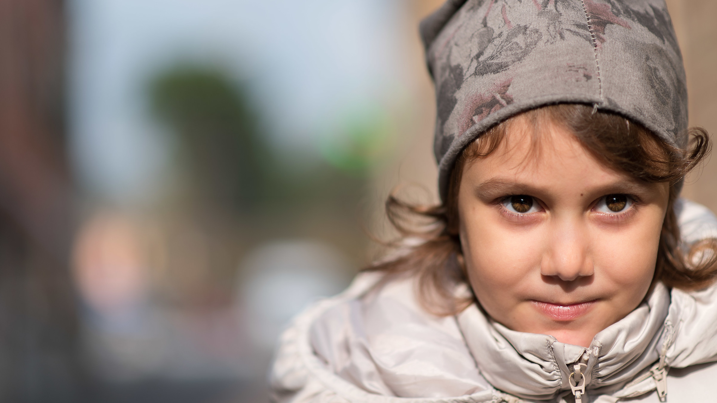 Try Nikon af-s 85mm f / 1.8 G