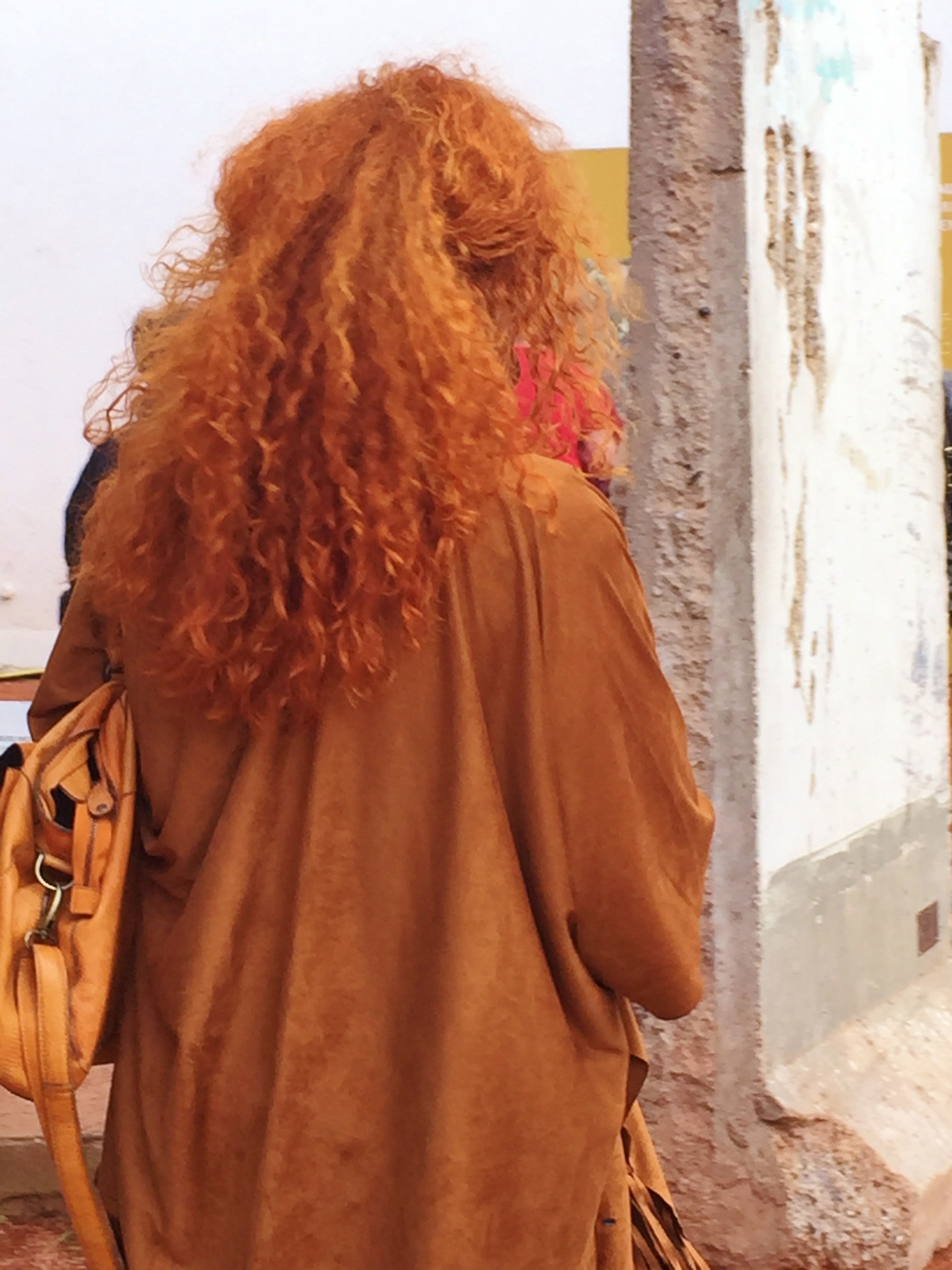 Osservando il muro di Berlino.