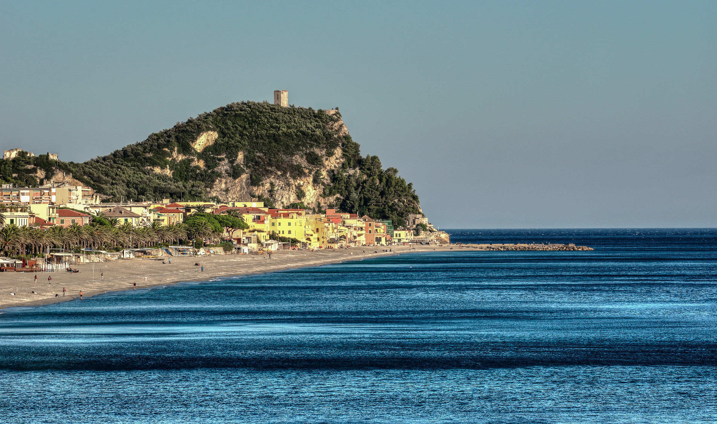 Varigotti (Sv)-una delle piu' belle spiaggie liguri...