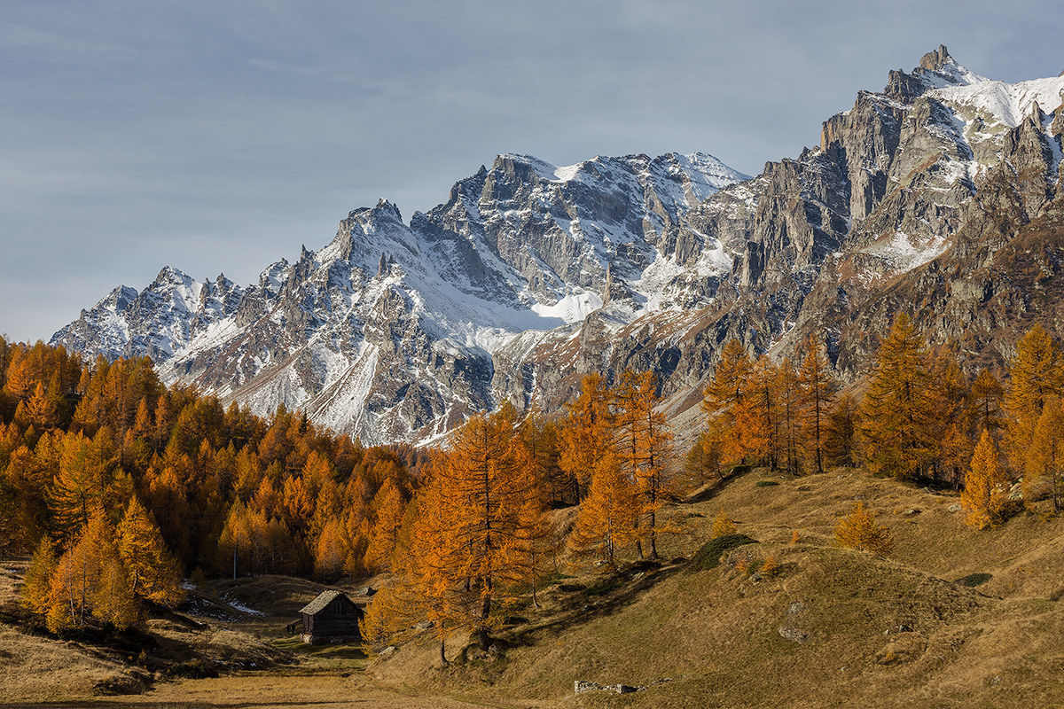 Esplanade at the foot of the mountains