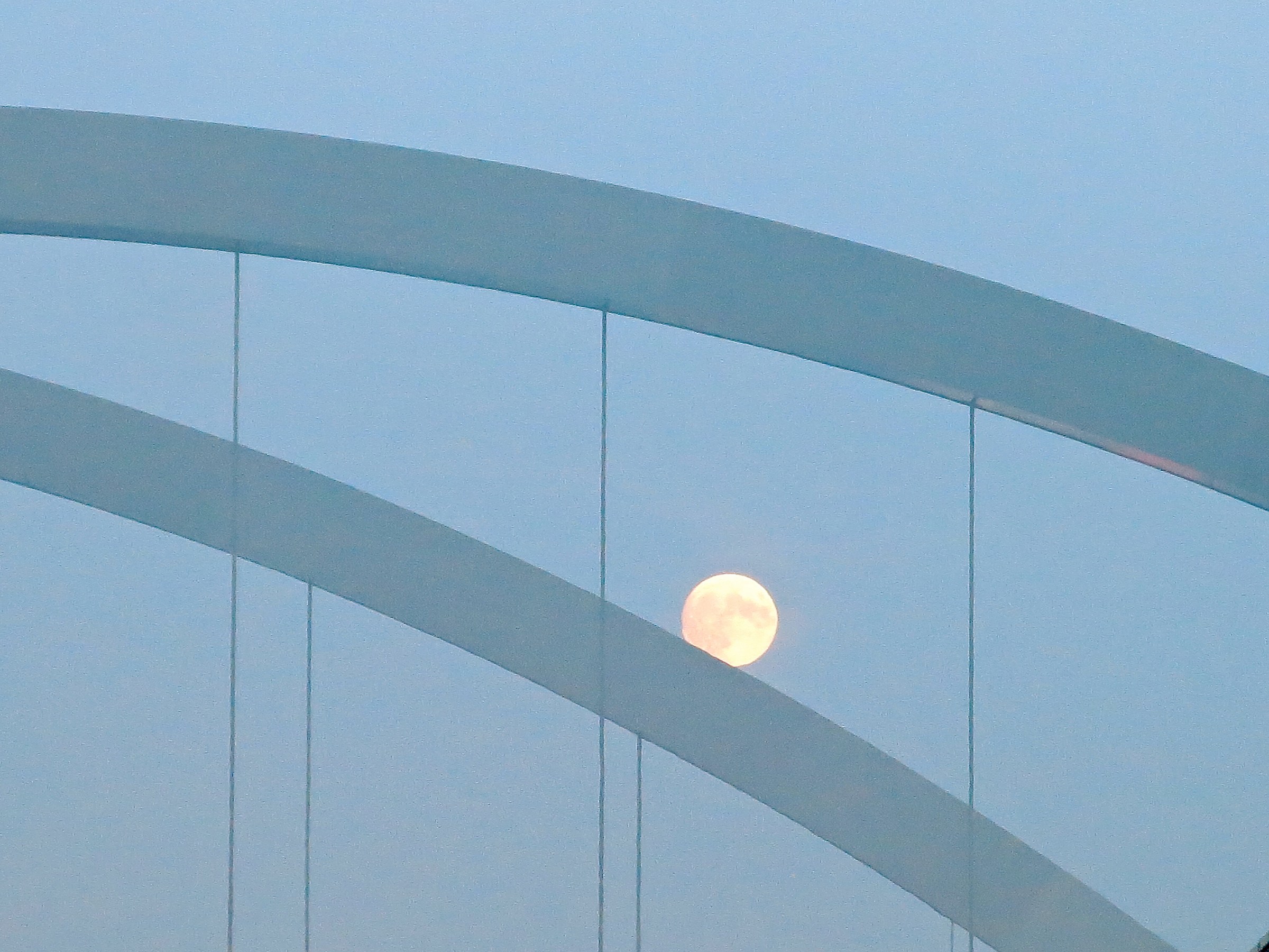la luna è stanca e dorme sul ponte